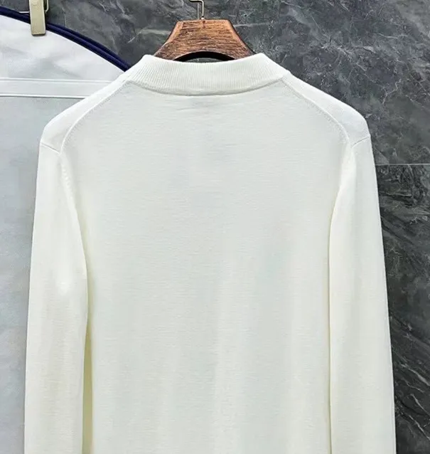 P210 Moncler, complete with 3 marks for the muzzle, logo embroidered turtleneck sweater, fine wool blended sweater, high-end customized collection for men and women, part of the brand's high-end main line, patented top-grade yarn blending, using innovation to interpret conventional styles. The configuration of the fabric is subversive. The details are remarkable. The most anticipated sweater in winter. Full of high-end sense. Outflowed from the brand's designated Zhejiang processing factory. Very cost-effective. Meri wool yarn is of excellent quality. It feels super soft, delicate, soft, non-pilling and does not deform. It is available at all major counters at the same time. It is a must-have product every year. The product seems simple, the process is extremely complicated, and the upper body is not picky. The upper body is extremely skin-friendly and comfortable. It can be worn close to the body with an outer jacket or as an outer layer. Color: Black White Gray Size: M L XL 2XL 3XL