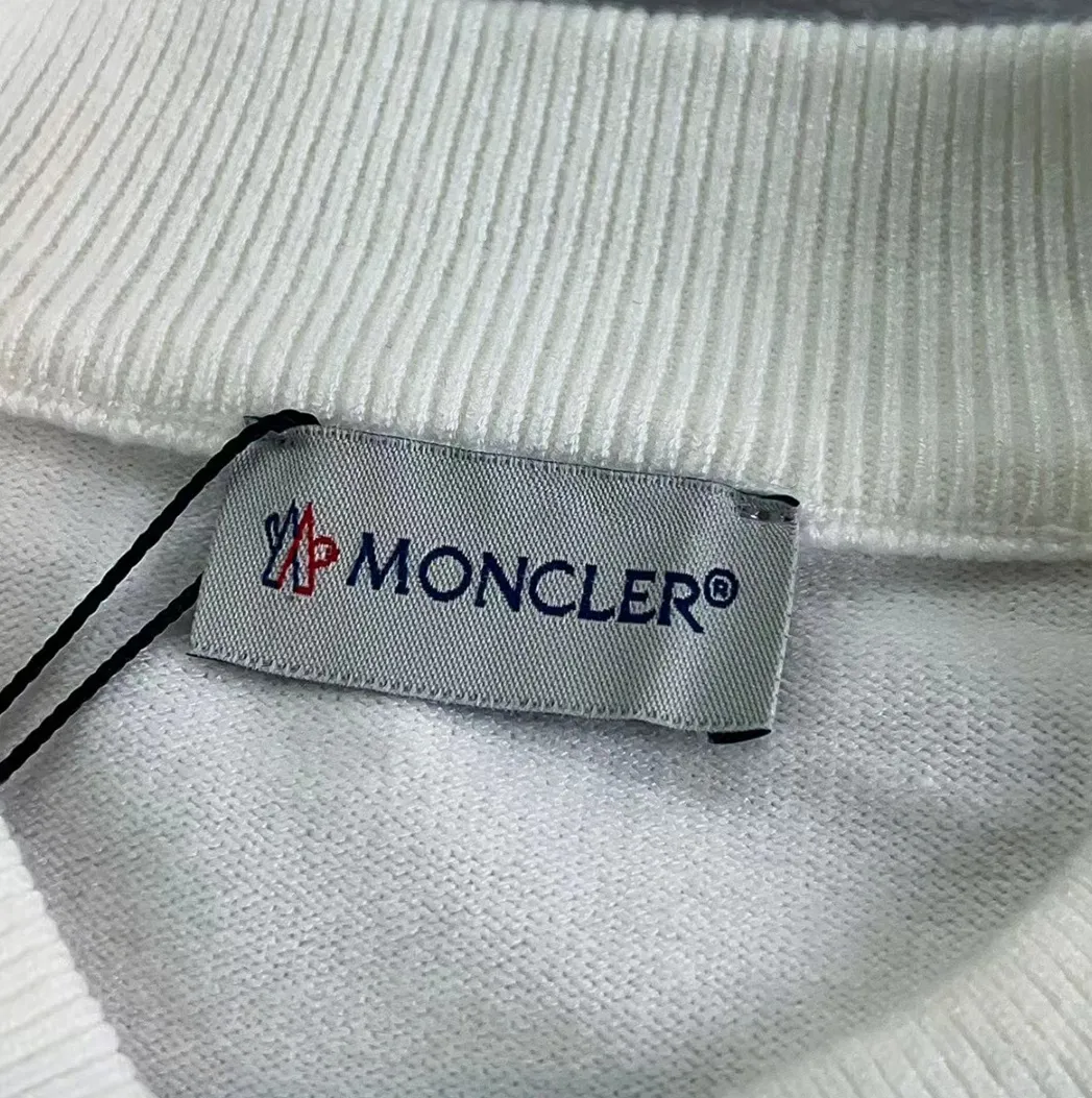 P210 Moncler, complete with 3 marks for the muzzle, logo embroidered turtleneck sweater, fine wool blended sweater, high-end customized collection for men and women, part of the brand's high-end main line, patented top-grade yarn blending, using innovation to interpret conventional styles. The configuration of the fabric is subversive. The details are remarkable. The most anticipated sweater in winter. Full of high-end sense. Outflowed from the brand's designated Zhejiang processing factory. Very cost-effective. Meri wool yarn is of excellent quality. It feels super soft, delicate, soft, non-pilling and does not deform. It is available at all major counters at the same time. It is a must-have product every year. The product seems simple, the process is extremely complicated, and the upper body is not picky. The upper body is extremely skin-friendly and comfortable. It can be worn close to the body with an outer jacket or as an outer layer. Color: Black White Gray Size: M L XL 2XL 3XL