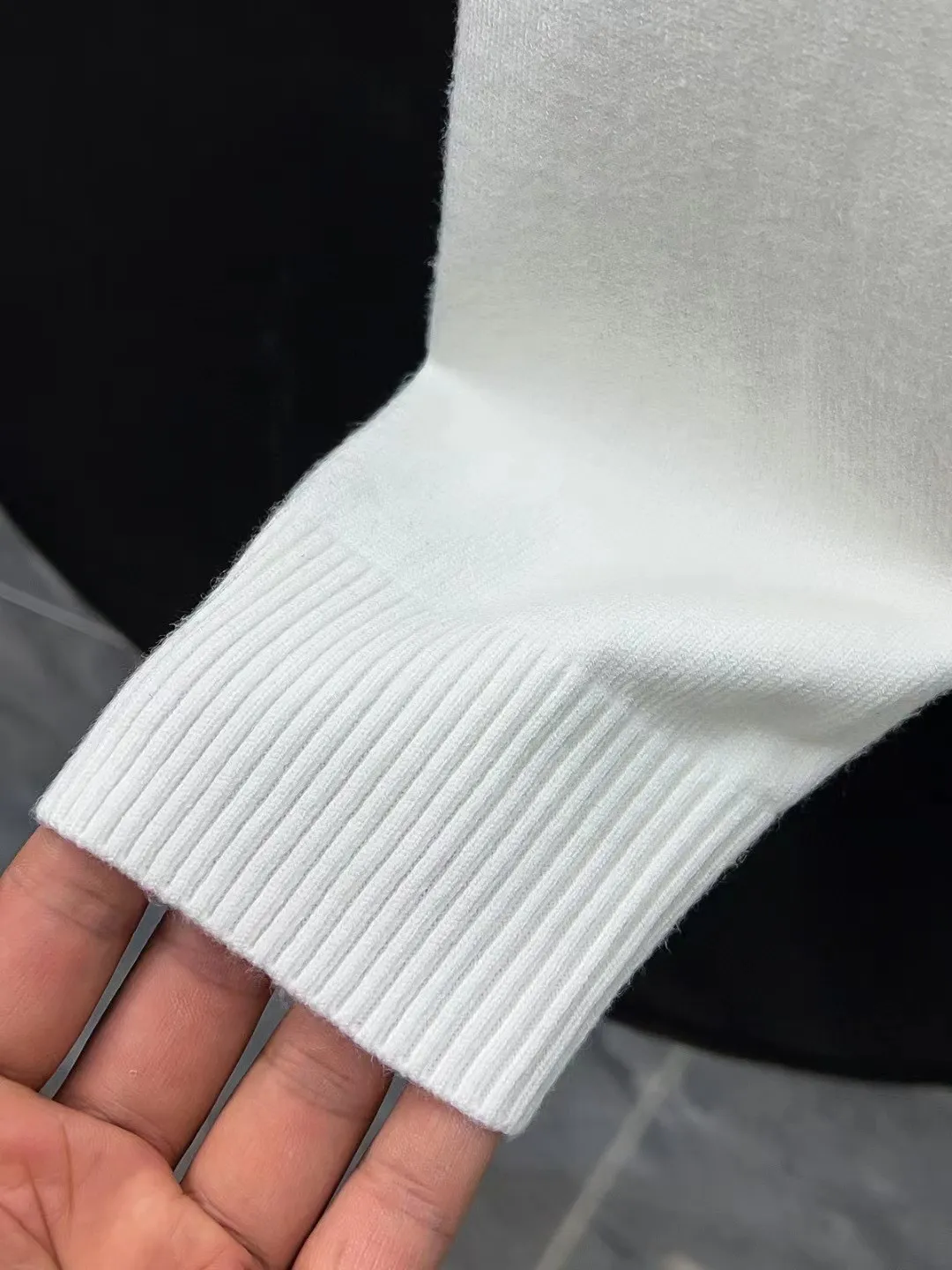 P210 Moncler, complete with 3 marks for the muzzle, logo embroidered turtleneck sweater, fine wool blended sweater, high-end customized collection for men and women, part of the brand's high-end main line, patented top-grade yarn blending, using innovation to interpret conventional styles. The configuration of the fabric is subversive. The details are remarkable. The most anticipated sweater in winter. Full of high-end sense. Outflowed from the brand's designated Zhejiang processing factory. Very cost-effective. Meri wool yarn is of excellent quality. It feels super soft, delicate, soft, non-pilling and does not deform. It is available at all major counters at the same time. It is a must-have product every year. The product seems simple, the process is extremely complicated, and the upper body is not picky. The upper body is extremely skin-friendly and comfortable. It can be worn close to the body with an outer jacket or as an outer layer. Color: Black White Gray Size: M L XL 2XL 3XL