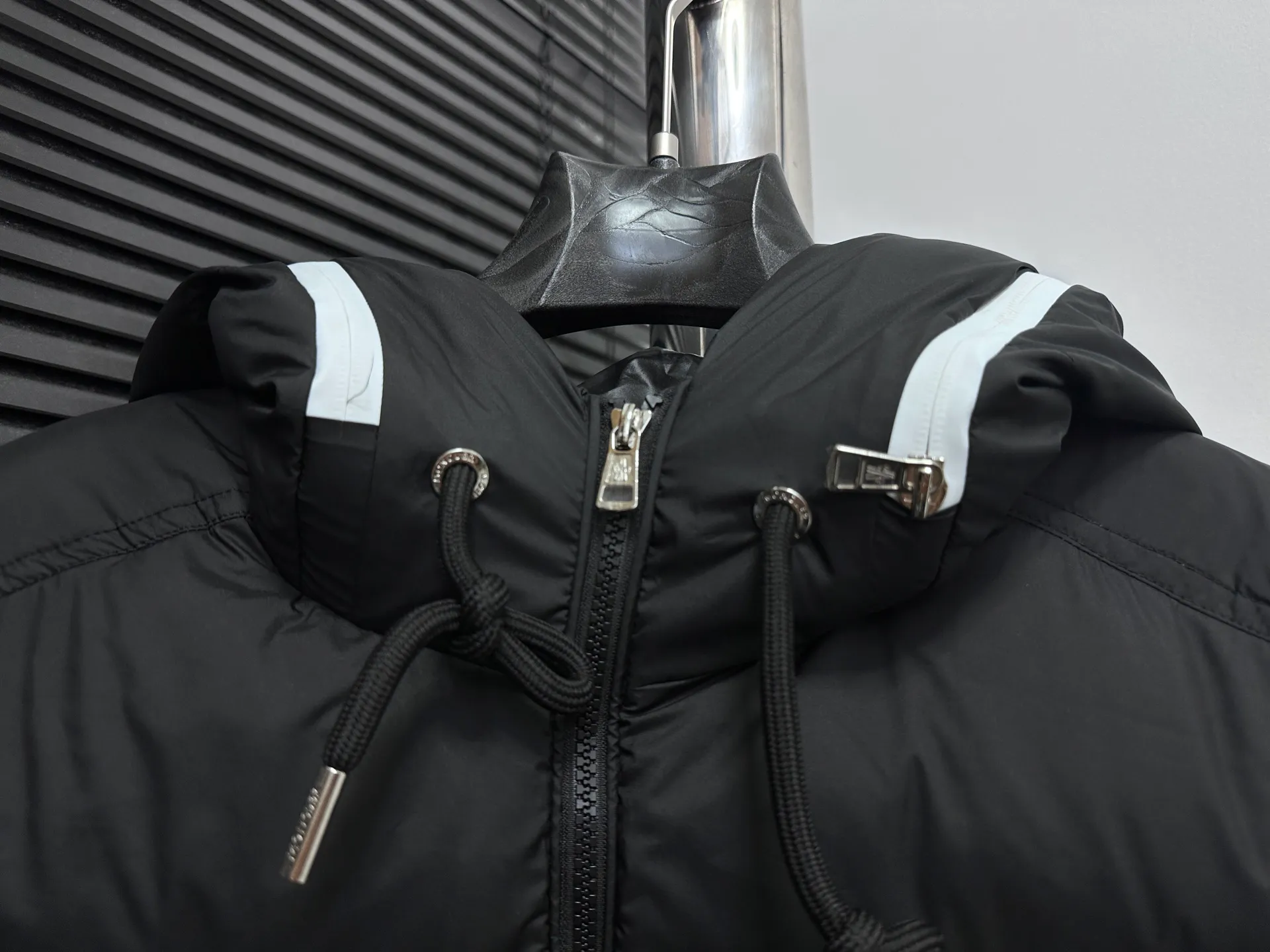 P640 [𝐌𝐎𝐍𝐂𝐋𝐄𝐑] Mouth Hooded Down Vest Original customized hardware accessories are all imported and original customized. Welcome to compare. Absolutely high quality. Made of top 90 white duck down. Super soft. Filled with fluffy and full feathers. Super heavy work. Fabric workmanship. Perfect version. Note⚠The fabric is super comfortable. Exclusive model. Non-market goods. Same style for men and women. Size: 1-6