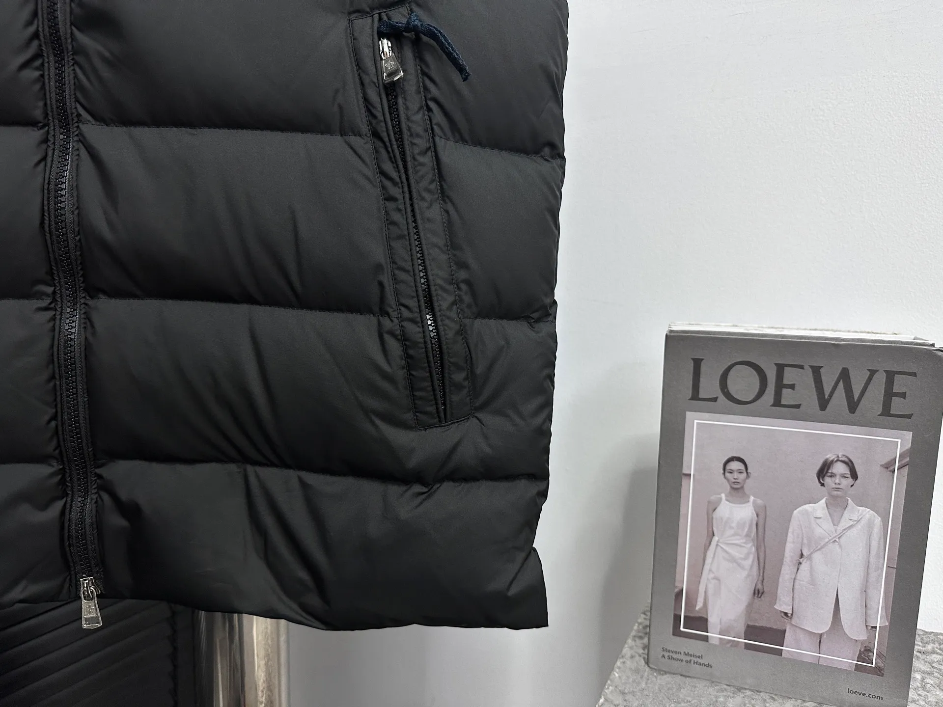 P640 [𝐌𝐎𝐍𝐂𝐋𝐄𝐑] Mouth Hooded Down Vest Original customized hardware accessories are all imported and original customized. Welcome to compare. Absolutely high quality. Made of top 90 white duck down. Super soft. Filled with fluffy and full feathers. Super heavy work. Fabric workmanship. Perfect version. Note⚠The fabric is super comfortable. Exclusive model. Non-market goods. Same style for men and women. Size: 1-6