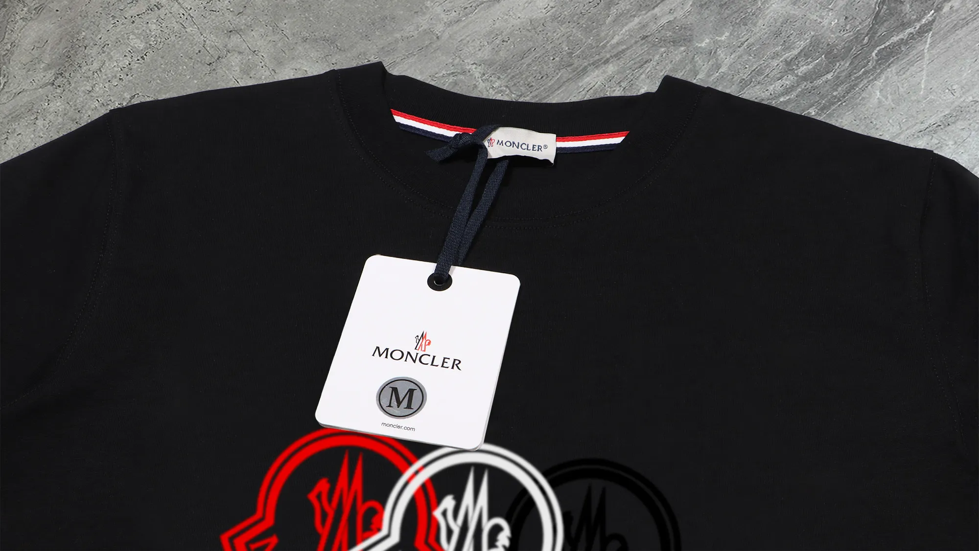 P210 High-version sweatshirt) [Long-term stock] 〖𝐌𝐎𝐍𝐂𝐋𝐄𝐑~Mask〗 Made of 440g heavy-weight fabric. It is different from the market currency. It can be matched with any variety and is properly handsome. 😎The whole dress is made of double waistcoats. The double waistcoats make the whole dress more three-dimensional. Not ordinary factories can do such fine work. 2025 Spring runway version of the T stage, on sale at the counter, round neck terry sweatshirt, high-end double-strand pure cotton, custom-made stretch ribs, dyed in the same vat, complete with three standards, matched with exquisite embroidered LOGO on the chest, simple and advanced, same style for men and women. Color: black, apricot, white, size: S M L XL 2XL