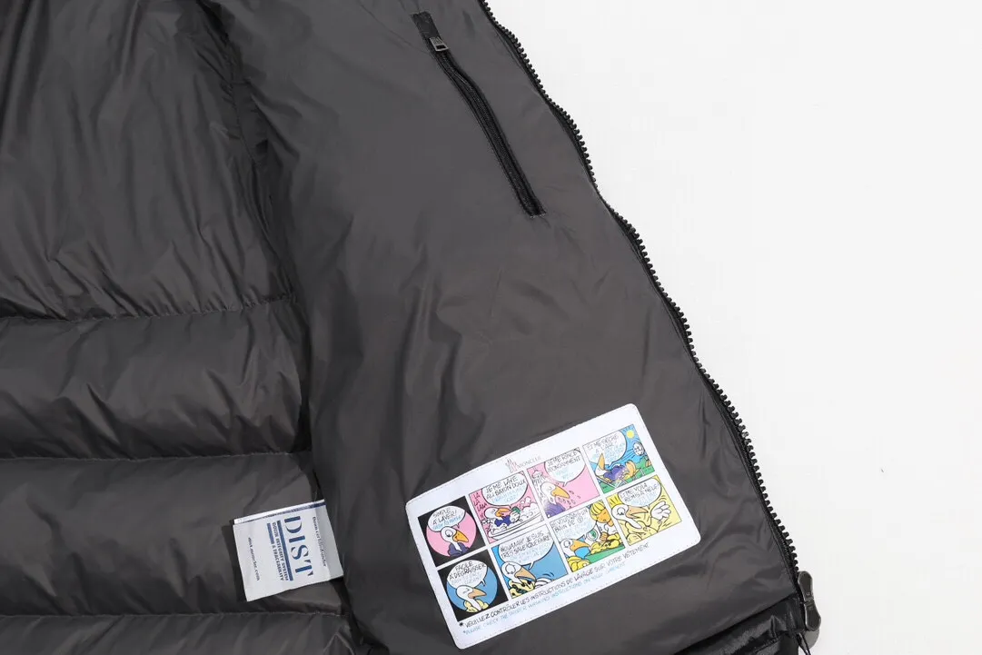 P500 model number: Y12 Moncler & Mongolian original 1:1 customized hardware accessories are all imported and original customization. Welcome to compare at the counter. Absolutely high quality. Made of top-grade 90 white duck down. Super soft. Full and fluffy. Super heavy-duty. Fabric workmanship. Perfect version. Note⚠The fabric is super comfortable. Men and women (first time making a down jacket this year. The running price is very cost-effective and breaks the ceiling) [Top-grade fabric + features: ✅The down content is 95 down, and the gram weight is about 320g. ✅The whole body is fully printed with LOGO. ✅Introducing a sense of fashion and luxury to achieve double standards of warmth and style. ✅It needs to be customized separately. It is very thick and has a three-dimensional and full feeling from 360 degrees! ✅The down jacket uses a double-layer anti-down liner design! Super windproof performance ✅Hardware 1:1 fully customized ZP craftsmanship: spot heavy goods! The highest version is produced by the same celebrity couple and must be good. This down jacket uses a double-layer anti-velvet liner design! It has super windproof performance and will be very warm when worn in winter! Filled with white duck down, the fluffiness is high, and it can be worn at minus ten degrees Celsius❗ Color: black Size: M-L-XL-XXL