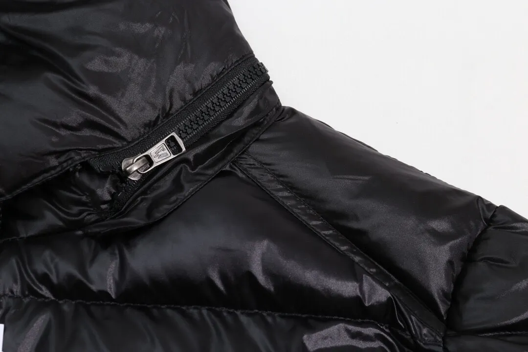 P500 model number: Y12 Moncler & Mongolian original 1:1 customized hardware accessories are all imported and original customization. Welcome to compare at the counter. Absolutely high quality. Made of top-grade 90 white duck down. Super soft. Full and fluffy. Super heavy-duty. Fabric workmanship. Perfect version. Note⚠The fabric is super comfortable. Men and women (first time making a down jacket this year. The running price is very cost-effective and breaks the ceiling) [Top-grade fabric + features: ✅The down content is 95 down, and the gram weight is about 320g. ✅The whole body is fully printed with LOGO. ✅Introducing a sense of fashion and luxury to achieve double standards of warmth and style. ✅It needs to be customized separately. It is very thick and has a three-dimensional and full feeling from 360 degrees! ✅The down jacket uses a double-layer anti-down liner design! Super windproof performance ✅Hardware 1:1 fully customized ZP craftsmanship: spot heavy goods! The highest version is produced by the same celebrity couple and must be good. This down jacket uses a double-layer anti-velvet liner design! It has super windproof performance and will be very warm when worn in winter! Filled with white duck down, the fluffiness is high, and it can be worn at minus ten degrees Celsius❗ Color: black Size: M-L-XL-XXL