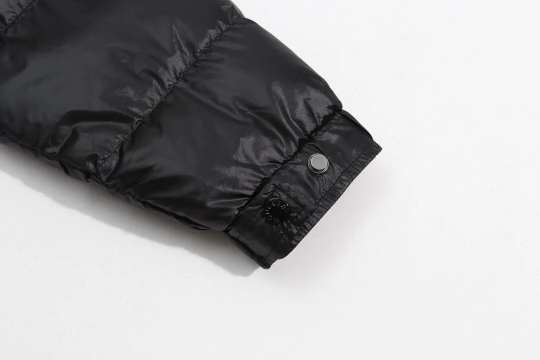 P500 model number: Y12 Moncler & Mongolian original 1:1 customized hardware accessories are all imported and original customization. Welcome to compare at the counter. Absolutely high quality. Made of top-grade 90 white duck down. Super soft. Full and fluffy. Super heavy-duty. Fabric workmanship. Perfect version. Note⚠The fabric is super comfortable. Men and women (first time making a down jacket this year. The running price is very cost-effective and breaks the ceiling) [Top-grade fabric + features: ✅The down content is 95 down, and the gram weight is about 320g. ✅The whole body is fully printed with LOGO. ✅Introducing a sense of fashion and luxury to achieve double standards of warmth and style. ✅It needs to be customized separately. It is very thick and has a three-dimensional and full feeling from 360 degrees! ✅The down jacket uses a double-layer anti-down liner design! Super windproof performance ✅Hardware 1:1 fully customized ZP craftsmanship: spot heavy goods! The highest version is produced by the same celebrity couple and must be good. This down jacket uses a double-layer anti-velvet liner design! It has super windproof performance and will be very warm when worn in winter! Filled with white duck down, the fluffiness is high, and it can be worn at minus ten degrees Celsius❗ Color: black Size: M-L-XL-XXL