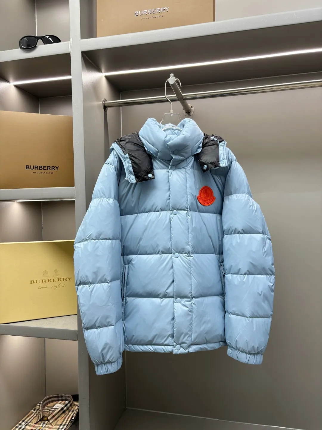 P1160 Moncler Cyclone down jacket with mouth covering, same style for men and women, ready for sale. The Cyclone down jacket uses a modern approach to interpret the classic silhouette of the 1980s and adopts a new simple version design. This cropped down jacket is made from nylon and features a removable hood and contrasting lining. Nylon laqué lining, filled with 95% white goose down, zip and snap fastening. Zippered pockets, elasticated cuffs, and elastic drawstring hem. Size: M-XXXL Color: blue black