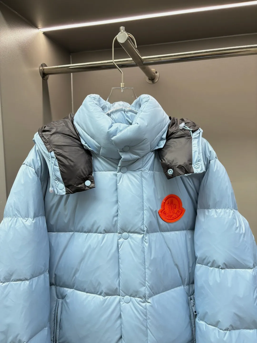 P1160 Moncler Cyclone down jacket with mouth covering, same style for men and women, ready for sale. The Cyclone down jacket uses a modern approach to interpret the classic silhouette of the 1980s and adopts a new simple version design. This cropped down jacket is made from nylon and features a removable hood and contrasting lining. Nylon laqué lining, filled with 95% white goose down, zip and snap fastening. Zippered pockets, elasticated cuffs, and elastic drawstring hem. Size: M-XXXL Color: blue black