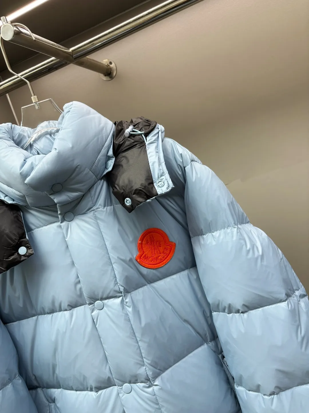 P1160 Moncler Cyclone down jacket with mouth covering, same style for men and women, ready for sale. The Cyclone down jacket uses a modern approach to interpret the classic silhouette of the 1980s and adopts a new simple version design. This cropped down jacket is made from nylon and features a removable hood and contrasting lining. Nylon laqué lining, filled with 95% white goose down, zip and snap fastening. Zippered pockets, elasticated cuffs, and elastic drawstring hem. Size: M-XXXL Color: blue black