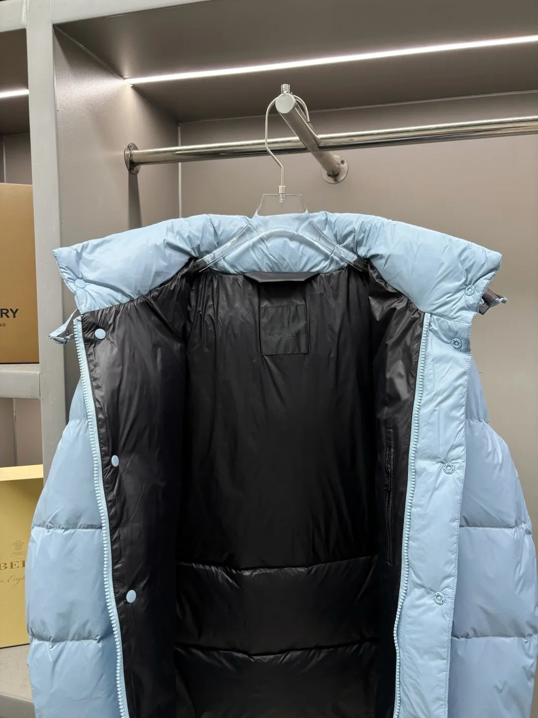 P1160 Moncler Cyclone down jacket with mouth covering, same style for men and women, ready for sale. The Cyclone down jacket uses a modern approach to interpret the classic silhouette of the 1980s and adopts a new simple version design. This cropped down jacket is made from nylon and features a removable hood and contrasting lining. Nylon laqué lining, filled with 95% white goose down, zip and snap fastening. Zippered pockets, elasticated cuffs, and elastic drawstring hem. Size: M-XXXL Color: blue black