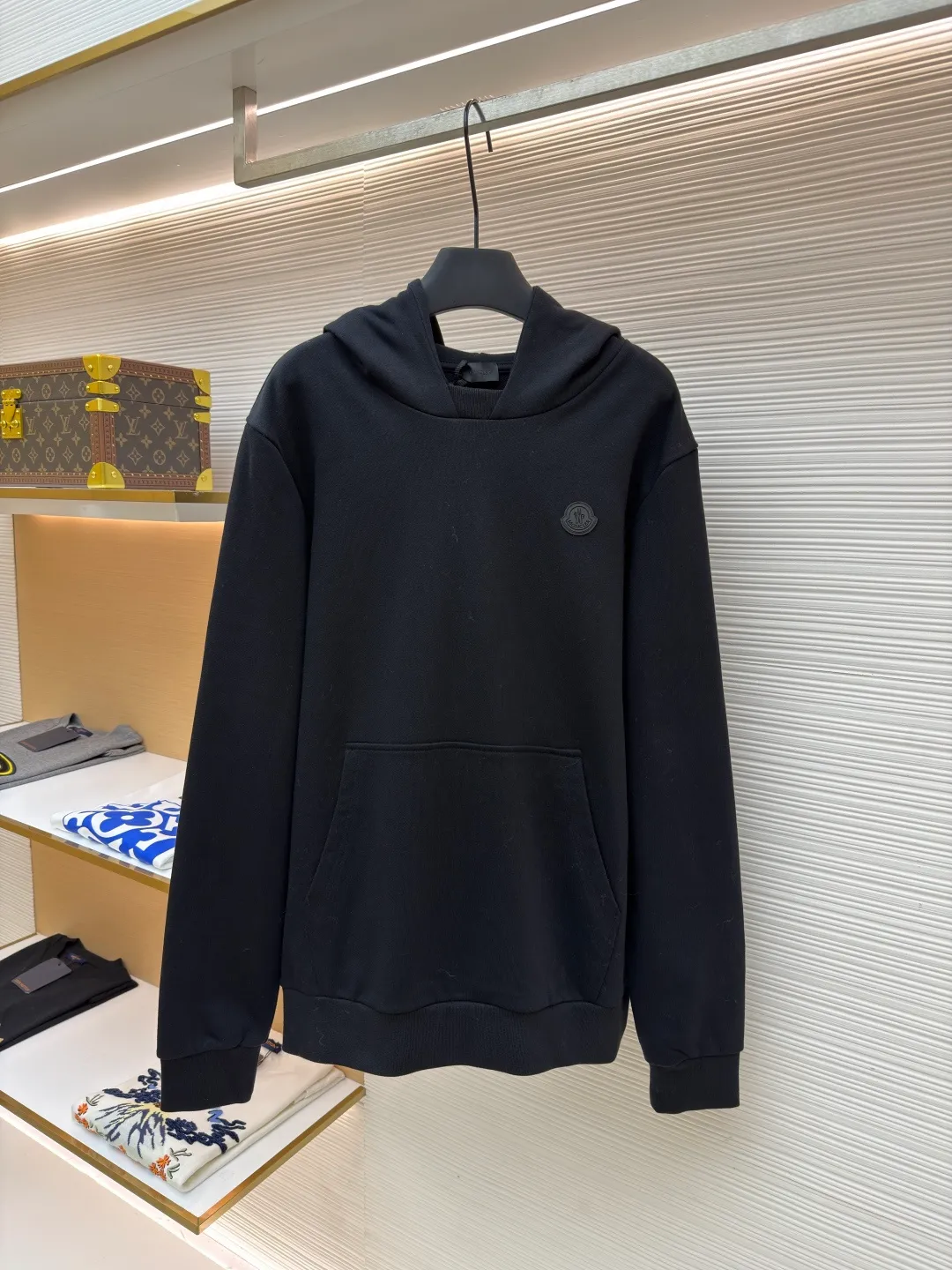 P470 Moncler hooded cotton sweatshirt with back logo in the same color ●Original version: Purchased and developed by 6150 ●Item number: 1682022-B05 ●Fabric: combed cotton fabric ●Technology: High temperature heat transfer ●Color: black ●Version: fitted version ●Weight: about 855 grams ●Size: S-M-L-XL ●Description: This MONCLER hooded sweatshirt is made of combed cotton fabric, which has been treated with an enzyme washing process: biological enzymes gently ablate the fiber surface, making the fabric feel softer and fluffier, while retaining the breathable properties of cotton. The brand logo on the front of the garment adopts high-temperature heat transfer technology: it is based on matte ink of the same color and is shaped by hot pressing at 180°C. The pattern fits the fabric well and is not easy to warp or fall off. The hood has built-in invisible linings, making the shape of the hat naturally stiff and not collapsed. The front kangaroo pocket is designed as a seamless patch pocket with neat edges. The cuffs and hem are made of high-elastic ribbing, which has long-lasting elasticity and is not easily deformed. The finished product is pre-shrunk for greater dimensional stability; the overall process takes into account both comfortable texture and low-key sophistication of the brand logo, making it suitable for daily leisure scenes. The overall wiring is straight and delicate, the fabric is comfortable and soft, and the color is consistent without color difference. It can be matched with the same style to create a fashionable look and control various occasions. Customized accessories, complete with three standards, same style for men and women!