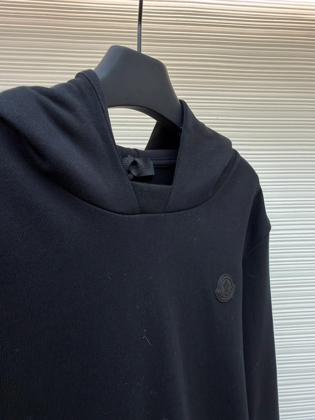 P470 Moncler hooded cotton sweatshirt with back logo in the same color ●Original version: Purchased and developed by 6150 ●Item number: 1682022-B05 ●Fabric: combed cotton fabric ●Technology: High temperature heat transfer ●Color: black ●Version: fitted version ●Weight: about 855 grams ●Size: S-M-L-XL ●Description: This MONCLER hooded sweatshirt is made of combed cotton fabric, which has been treated with an enzyme washing process: biological enzymes gently ablate the fiber surface, making the fabric feel softer and fluffier, while retaining the breathable properties of cotton. The brand logo on the front of the garment adopts high-temperature heat transfer technology: it is based on matte ink of the same color and is shaped by hot pressing at 180°C. The pattern fits the fabric well and is not easy to warp or fall off. The hood has built-in invisible linings, making the shape of the hat naturally stiff and not collapsed. The front kangaroo pocket is designed as a seamless patch pocket with neat edges. The cuffs and hem are made of high-elastic ribbing, which has long-lasting elasticity and is not easily deformed. The finished product is pre-shrunk for greater dimensional stability; the overall process takes into account both comfortable texture and low-key sophistication of the brand logo, making it suitable for daily leisure scenes. The overall wiring is straight and delicate, the fabric is comfortable and soft, and the color is consistent without color difference. It can be matched with the same style to create a fashionable look and control various occasions. Customized accessories, complete with three standards, same style for men and women!
