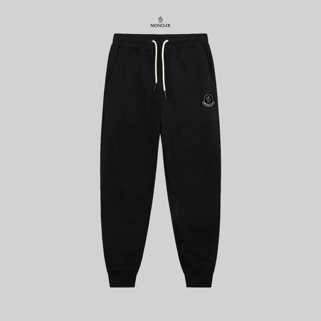 P270 top version, different currency) ✨Moncler SS show model Slim-fitting line logo simple Logo sweatpants 380g weight Compatible with all body types Black and white drawstring design on the waist elastic band Customized drawstring pockets with diagonal pocket design on both sides There is also a small pocket on the back Color: black gray Size S-XL