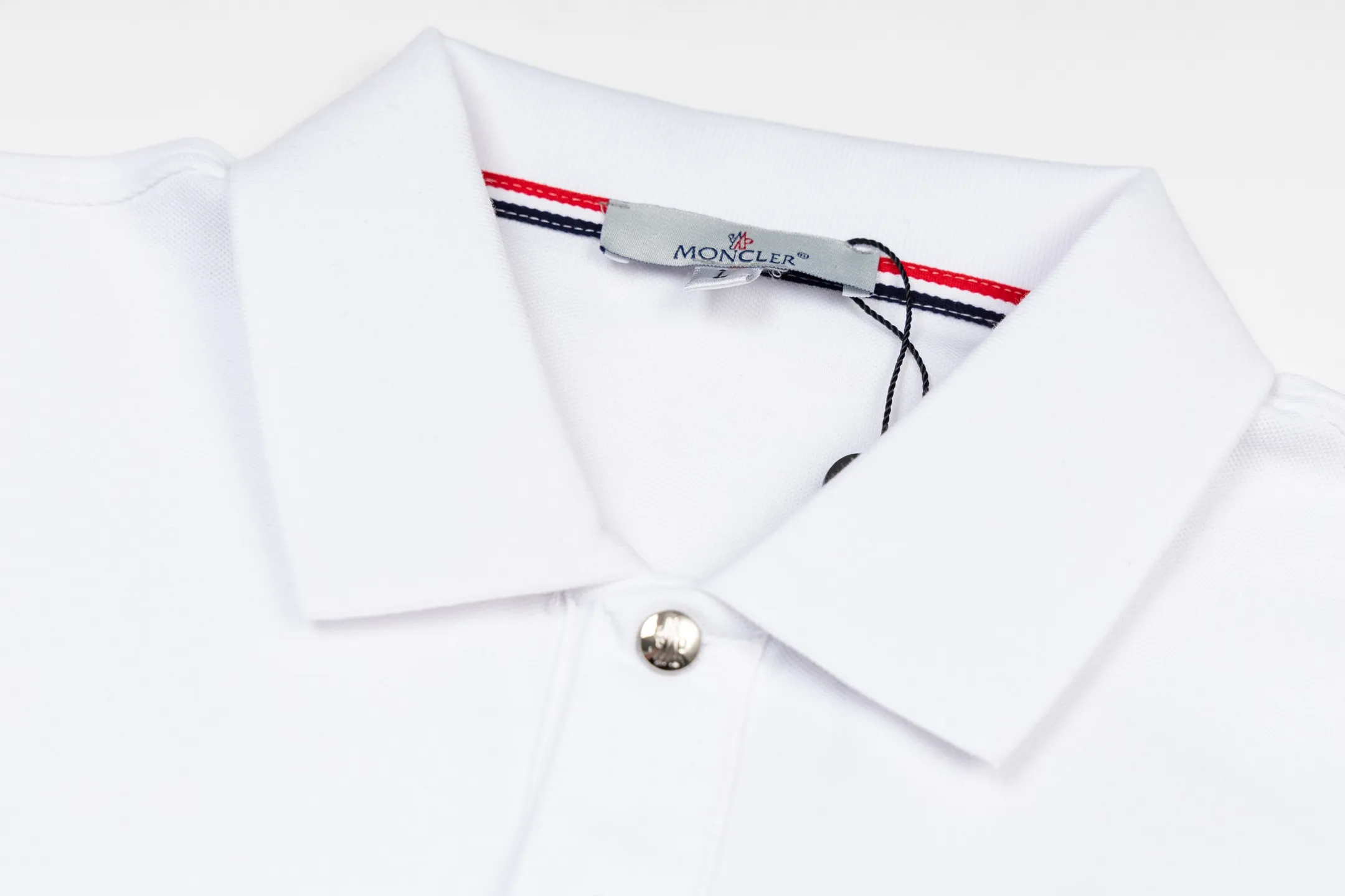 P190 MONCLER Muzzled Black and White Collar Color Block Polo Shirt Upgraded, inspired by the 1980s retro Original fabric Official same style Customized Same vat dyed fabric Very comfortable to the touch Latest brick cabinet synchronization for spring and summer Fashionable and personalized Super versatile and good-looking one Very suitable for both men and women A must-have style Tag Collar label Washed wheat Complete with three labels Color: White Size: M-3XL