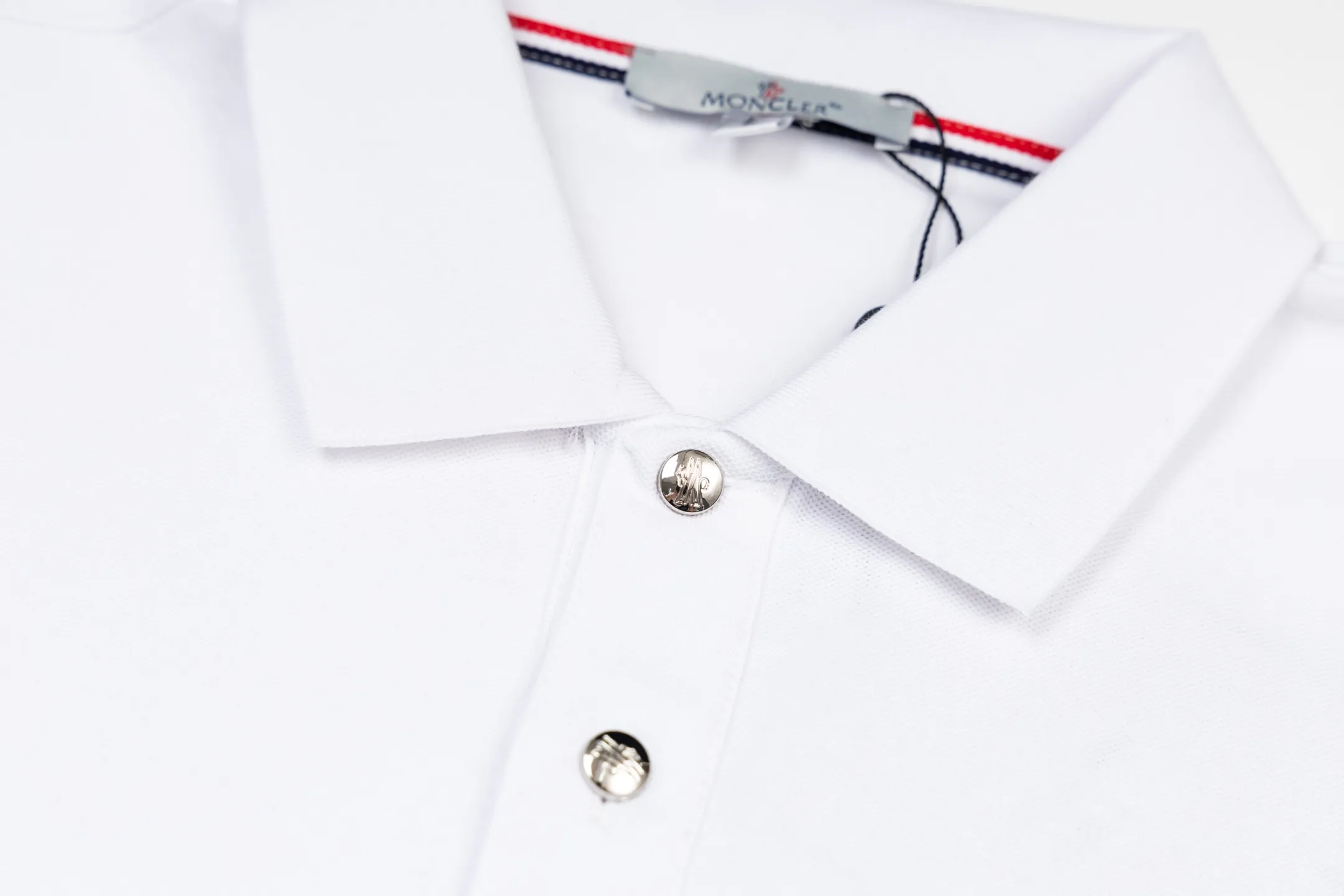 P190 MONCLER Muzzled Black and White Collar Color Block Polo Shirt Upgraded, inspired by the 1980s retro Original fabric Official same style Customized Same vat dyed fabric Very comfortable to the touch Latest brick cabinet synchronization for spring and summer Fashionable and personalized Super versatile and good-looking one Very suitable for both men and women A must-have style Tag Collar label Washed wheat Complete with three labels Color: White Size: M-3XL