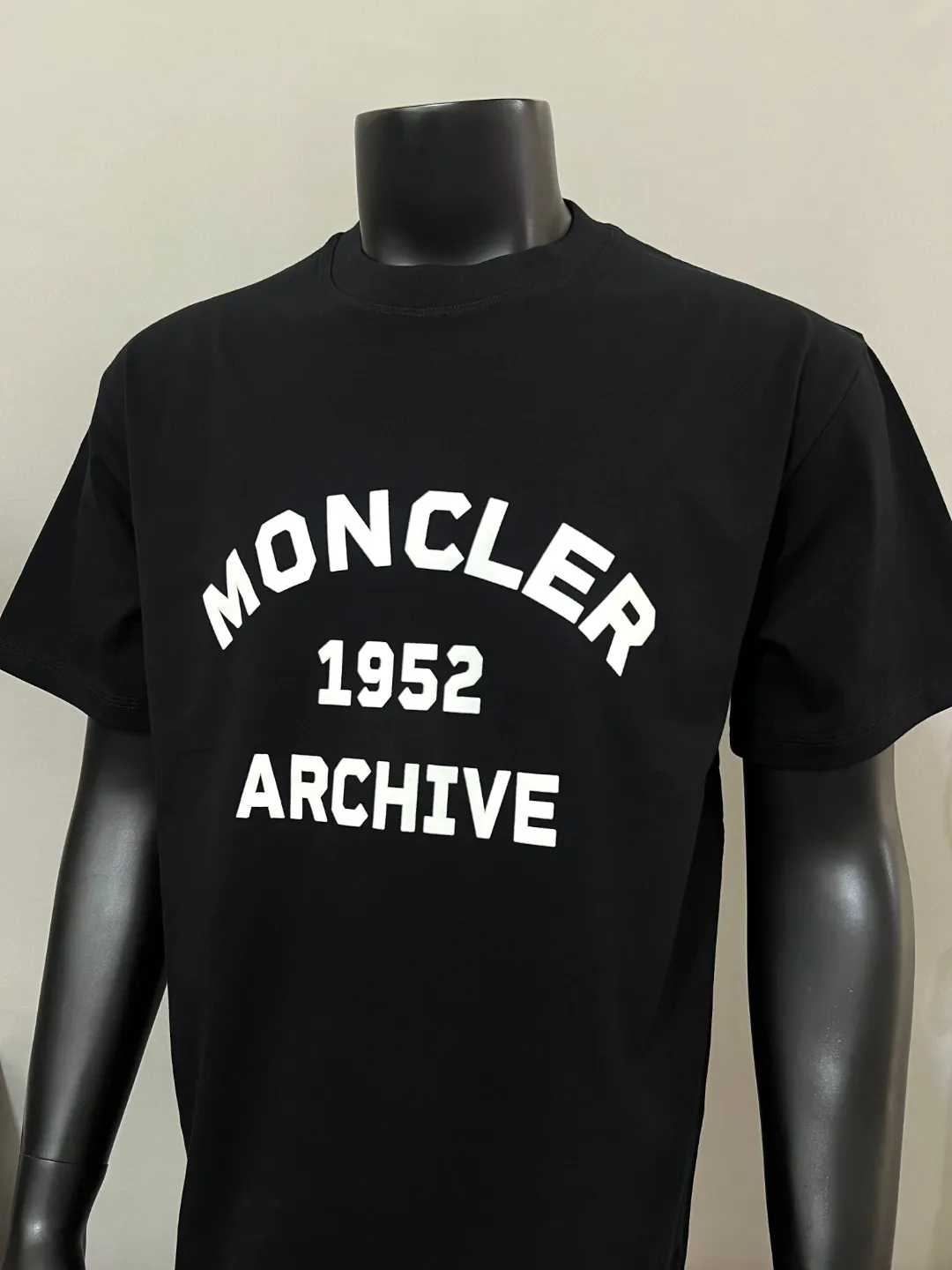 P150 MONCLER is new, official and official flocking printing 1952 commemorative short-sleeved sweatshirt, details match the official version, 240g double yarn 100% cotton fabric is selected, imported woven thread, the neckline is boned to prevent deformation, factory high-temperature washing process, the fabric is soft and breathable, does not shrink, NCF washed mark identification, details are in place and the upper body is good-looking, European size version, loose and suitable, color: black, white, size XS-L