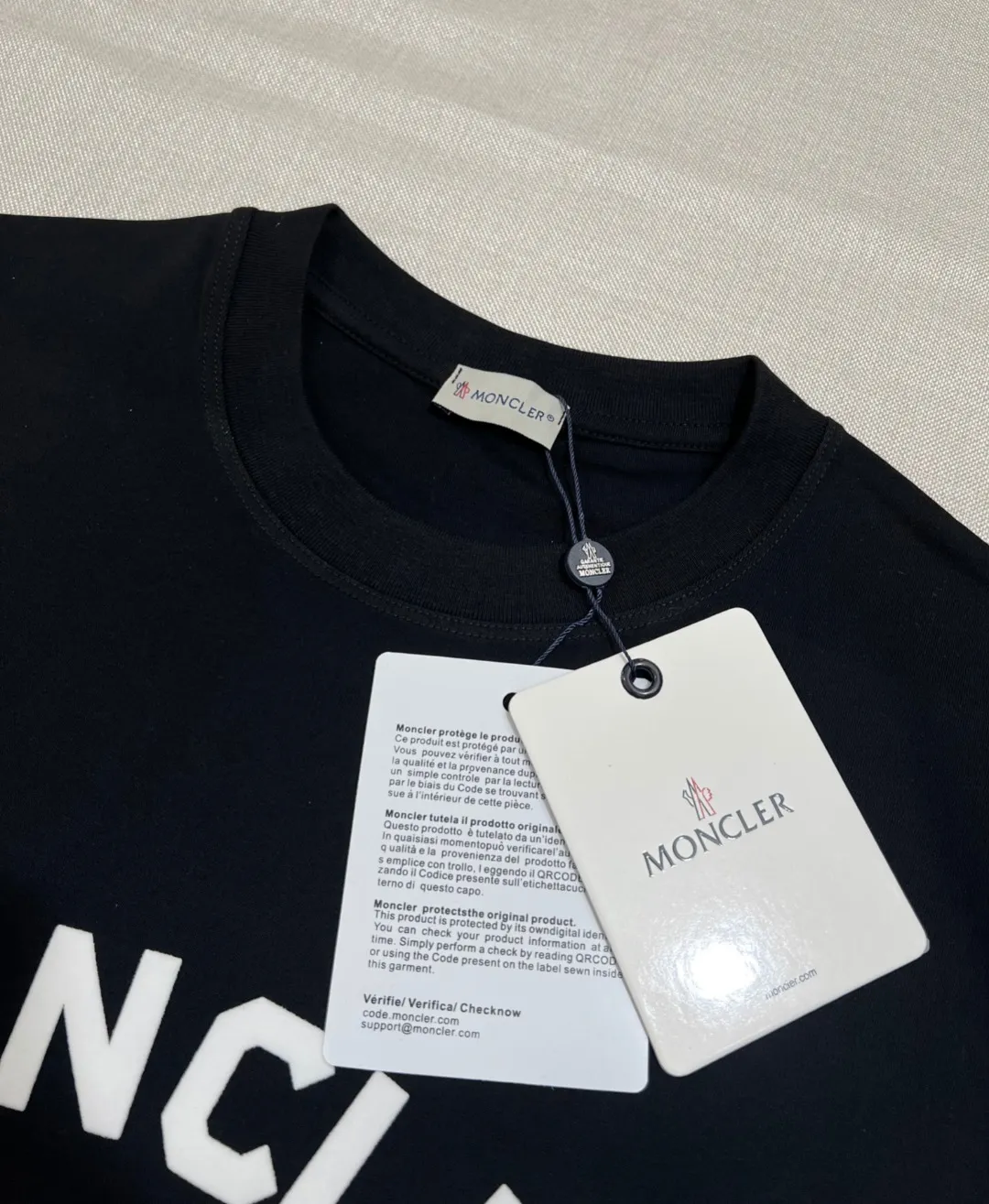 P150 MONCLER is new, official and official flocking printing 1952 commemorative short-sleeved sweatshirt, details match the official version, 240g double yarn 100% cotton fabric is selected, imported woven thread, the neckline is boned to prevent deformation, factory high-temperature washing process, the fabric is soft and breathable, does not shrink, NCF washed mark identification, details are in place and the upper body is good-looking, European size version, loose and suitable, color: black, white, size XS-L