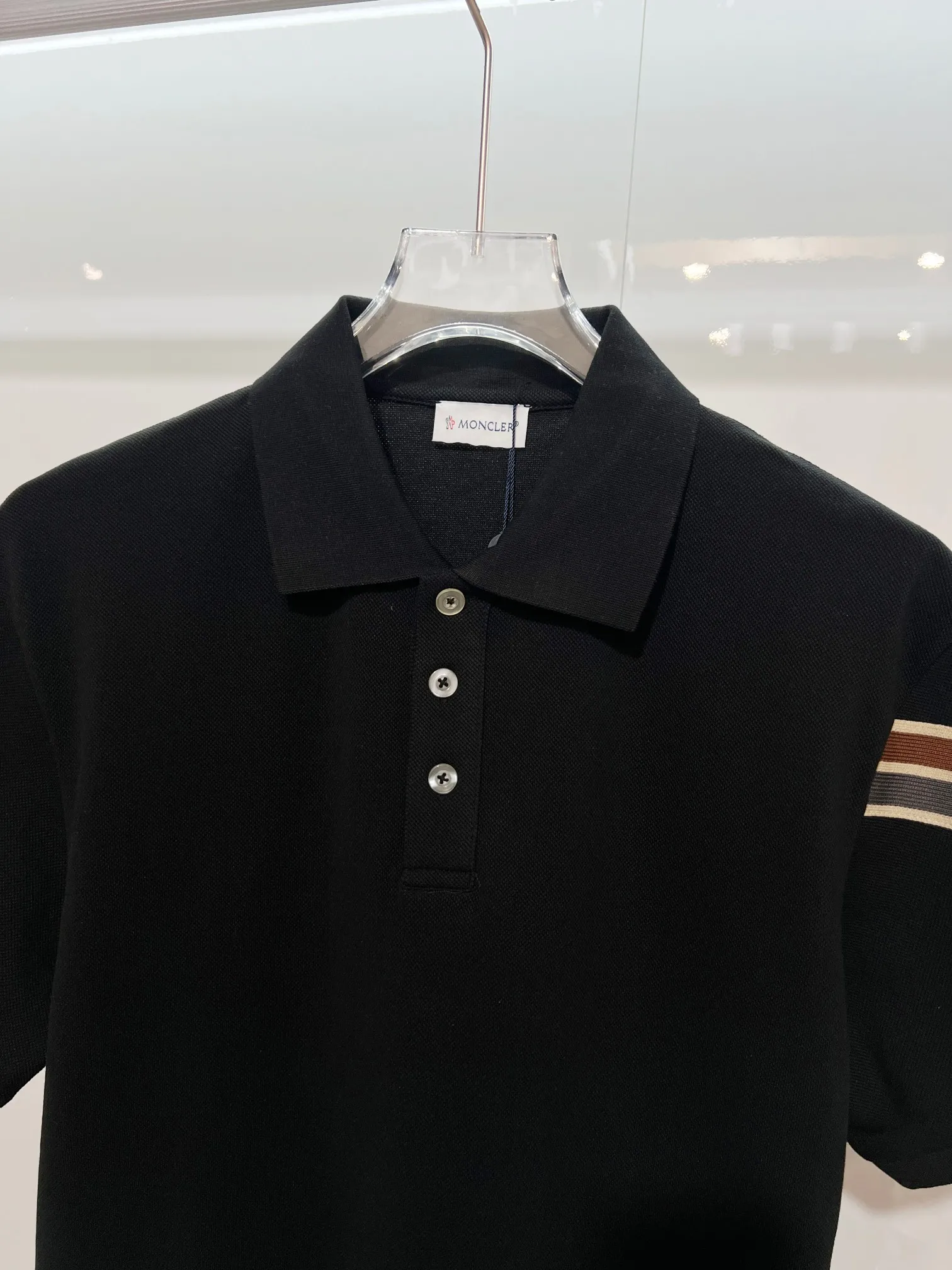 P180 MONCLER/muzzle casual short-sleeved lapel polo shirt, brand classic, simple, contrasting color stripes on the sleeves, small badge letter LOGO, same style for men and women, 2026ss new early spring official synchronization, high version, high quality, fashionable personality, versatile trend, pure original quality, custom pique fabric, tag, collar label, washed wheat, three labels complete, color: black, white. Size: S M L XL XXL