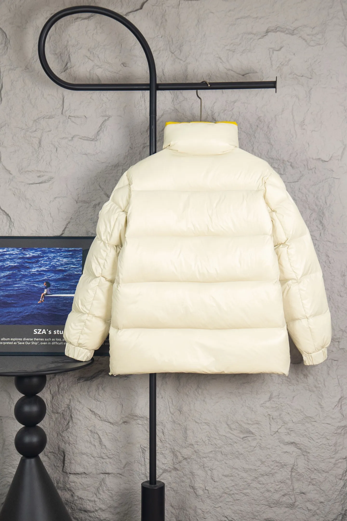 P920 top version of Moncler's new Tripiti men's short down jacket. The Tripiti down jacket is made of functional shiny nylon fabric, which is comfortable and warm without being heavy. Chenille logo patch highlights the essence of the brand. Style number: Dabiao 1952 Size: 12345 Color: black white