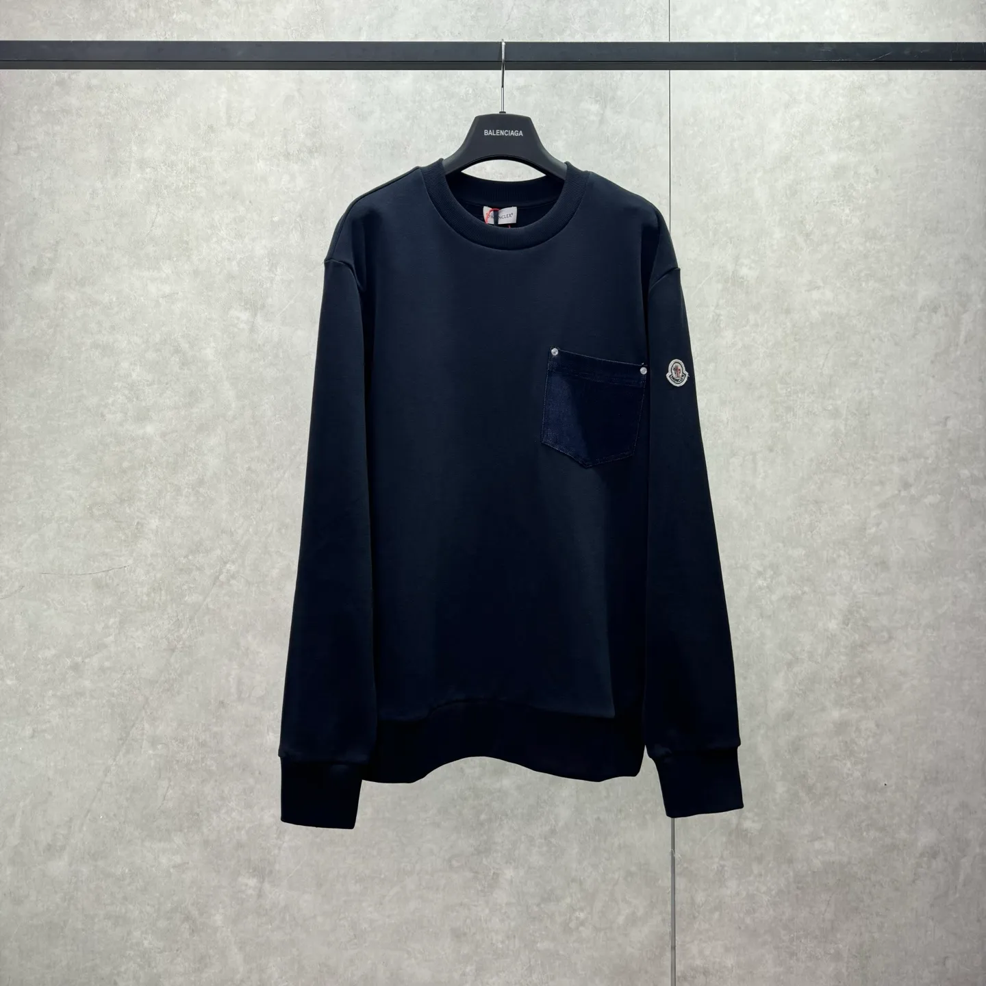 P340 Moncler Mouth Denim Pocket Sweatshirt SIZE S/M/L/X L Customized cotton velvet and cloud yarn water-brushed denim. Excellent texture, comfortable and close to the skin. The rich navy blue is the main color, showing an elegant gentleman style. The unique denim chest pocket on the chest adds a touch of uninhibited casualness with the unique roughness and retro of denim. The iconic Moncler embroidered logo is present on the sleeves, making it highly recognizable. A sense of high-end exuded from the inside out, finding a perfect balance between simplicity and sophistication. Process 1: Hidden seamless hemming. Cut the edges of the pocket into the required denim shape through precise laser cutting to ensure neat and precise edges. Then use one-piece molding technology to perfectly combine the denim material with the pocket to achieve a seamless connection. Process 2: Manual nailing. Use a servo motor-driven nailing device to accurately drive the bottom nails into the splicing of denim and sweater velvet. Precise positioning to keep the edges of the pockets flat. Process 3: The fabrics have been washed and have a better feel and texture. They are not easy to deform, shrink or fade, and maintain long-term beauty.