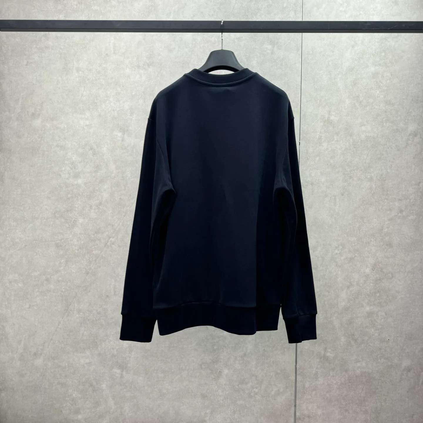 P340 Moncler Mouth Denim Pocket Sweatshirt SIZE S/M/L/X L Customized cotton velvet and cloud yarn water-brushed denim. Excellent texture, comfortable and close to the skin. The rich navy blue is the main color, showing an elegant gentleman style. The unique denim chest pocket on the chest adds a touch of uninhibited casualness with the unique roughness and retro of denim. The iconic Moncler embroidered logo is present on the sleeves, making it highly recognizable. A sense of high-end exuded from the inside out, finding a perfect balance between simplicity and sophistication. Process 1: Hidden seamless hemming. Cut the edges of the pocket into the required denim shape through precise laser cutting to ensure neat and precise edges. Then use one-piece molding technology to perfectly combine the denim material with the pocket to achieve a seamless connection. Process 2: Manual nailing. Use a servo motor-driven nailing device to accurately drive the bottom nails into the splicing of denim and sweater velvet. Precise positioning to keep the edges of the pockets flat. Process 3: The fabrics have been washed and have a better feel and texture. They are not easy to deform, shrink or fade, and maintain long-term beauty.