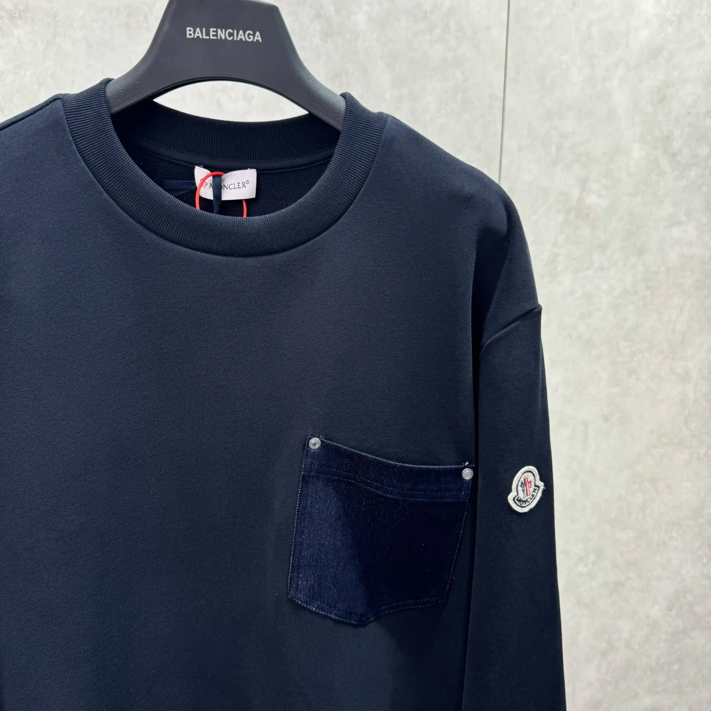 P340 Moncler Mouth Denim Pocket Sweatshirt SIZE S/M/L/X L Customized cotton velvet and cloud yarn water-brushed denim. Excellent texture, comfortable and close to the skin. The rich navy blue is the main color, showing an elegant gentleman style. The unique denim chest pocket on the chest adds a touch of uninhibited casualness with the unique roughness and retro of denim. The iconic Moncler embroidered logo is present on the sleeves, making it highly recognizable. A sense of high-end exuded from the inside out, finding a perfect balance between simplicity and sophistication. Process 1: Hidden seamless hemming. Cut the edges of the pocket into the required denim shape through precise laser cutting to ensure neat and precise edges. Then use one-piece molding technology to perfectly combine the denim material with the pocket to achieve a seamless connection. Process 2: Manual nailing. Use a servo motor-driven nailing device to accurately drive the bottom nails into the splicing of denim and sweater velvet. Precise positioning to keep the edges of the pockets flat. Process 3: The fabrics have been washed and have a better feel and texture. They are not easy to deform, shrink or fade, and maintain long-term beauty.