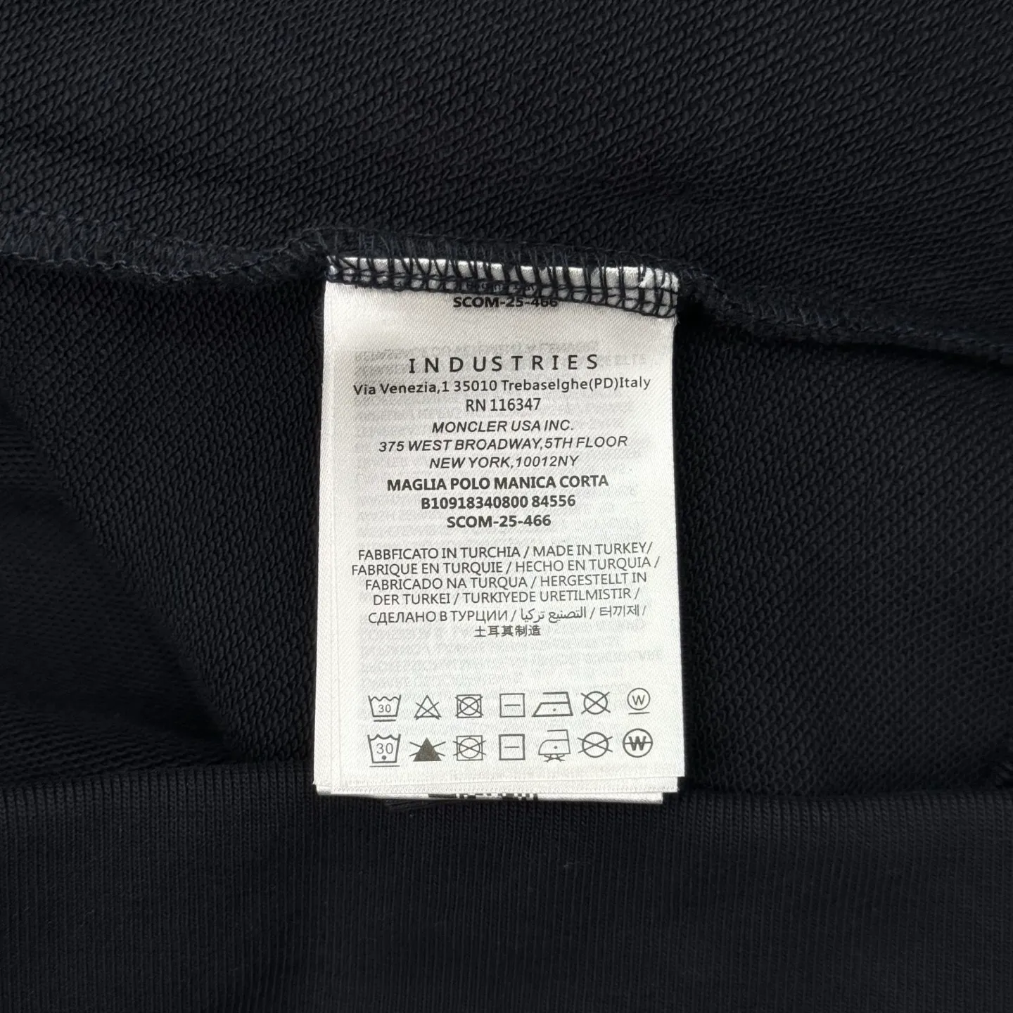 P340 Moncler Mouth Denim Pocket Sweatshirt SIZE S/M/L/X L Customized cotton velvet and cloud yarn water-brushed denim. Excellent texture, comfortable and close to the skin. The rich navy blue is the main color, showing an elegant gentleman style. The unique denim chest pocket on the chest adds a touch of uninhibited casualness with the unique roughness and retro of denim. The iconic Moncler embroidered logo is present on the sleeves, making it highly recognizable. A sense of high-end exuded from the inside out, finding a perfect balance between simplicity and sophistication. Process 1: Hidden seamless hemming. Cut the edges of the pocket into the required denim shape through precise laser cutting to ensure neat and precise edges. Then use one-piece molding technology to perfectly combine the denim material with the pocket to achieve a seamless connection. Process 2: Manual nailing. Use a servo motor-driven nailing device to accurately drive the bottom nails into the splicing of denim and sweater velvet. Precise positioning to keep the edges of the pockets flat. Process 3: The fabrics have been washed and have a better feel and texture. They are not easy to deform, shrink or fade, and maintain long-term beauty.