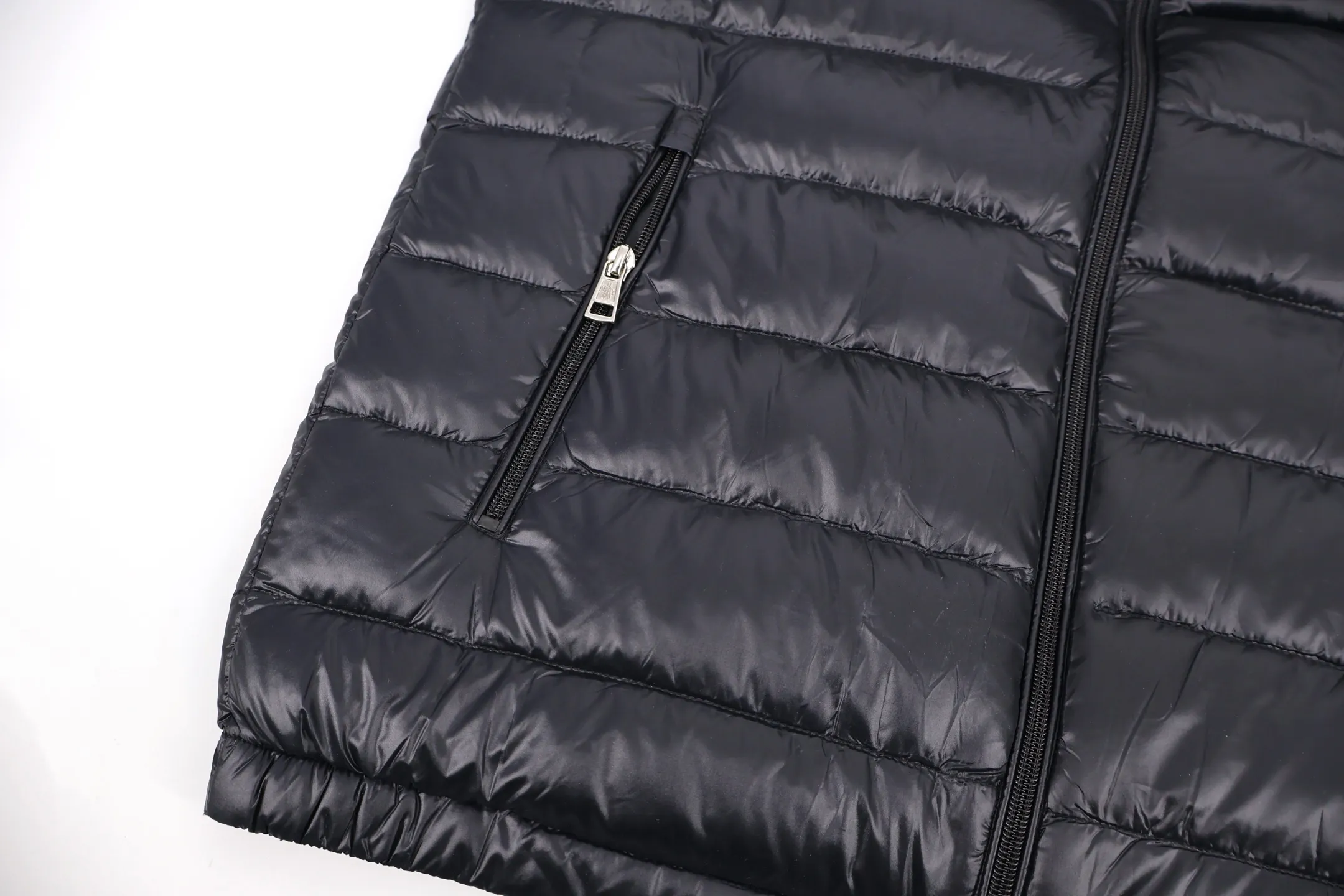 P1130 Moncler 1952 lightweight down jacket (black) is made of customized lightweight waterproof breathable 100% polyester fabric. Filled with RDS-certified 90% high-loft white duck down, the down filling volume is about 360G, and the fill power is as high as 800+ 5A standard warmth level! The logo is printed using high-temperature heat transfer technology with extremely high precision and perfect details. The entire set of excipients is independently developed, and every small detail is perfectly presented. Size:2-3-4-5-6