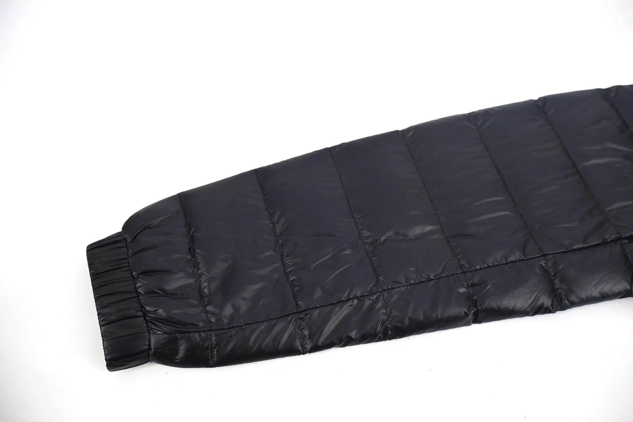 P1130 Moncler 1952 lightweight down jacket (black) is made of customized lightweight waterproof breathable 100% polyester fabric. Filled with RDS-certified 90% high-loft white duck down, the down filling volume is about 360G, and the fill power is as high as 800+ 5A standard warmth level! The logo is printed using high-temperature heat transfer technology with extremely high precision and perfect details. The entire set of excipients is independently developed, and every small detail is perfectly presented. Size:2-3-4-5-6