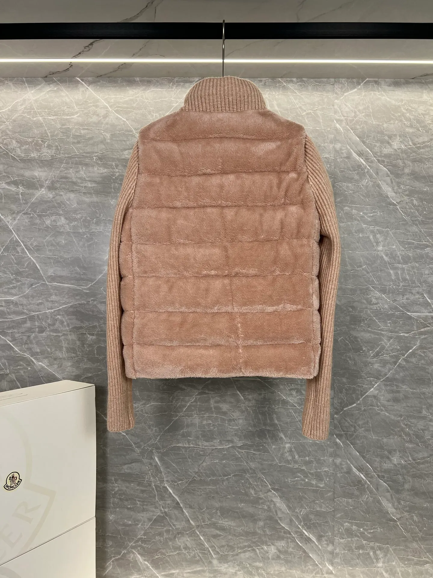 P620 Moncler 2025 early spring new cardigan, a medium-thick down jacket, the bottom of the fabric has been treated with anti-drilling velvet, it is not a currency on the market, feel free to wear it! The classic quilted design outlines a slim silhouette, and the stand-up collar details enhance the temperament, while being lightweight and warm. Wear it as a layer during spring or winter, and you can easily weather the changing weather in one piece. 100% wool content: not polyester on the market, three colors to choose from, any style you want - low-key black, pure white, high-end gray - three high-end colors, suitable for different occasions and styles. The short cut lengthens the proportion, and even a small person can wear it with long legs! The choice of duck down quality: carefully selected high-quality duck down filling, which has both fluffiness and warmth, is light and weightless. The details show the craftsmanship. Color: black, pink and gray. Size: S, M, L, (craftsmanship and quality! Worry-free and rest assured)