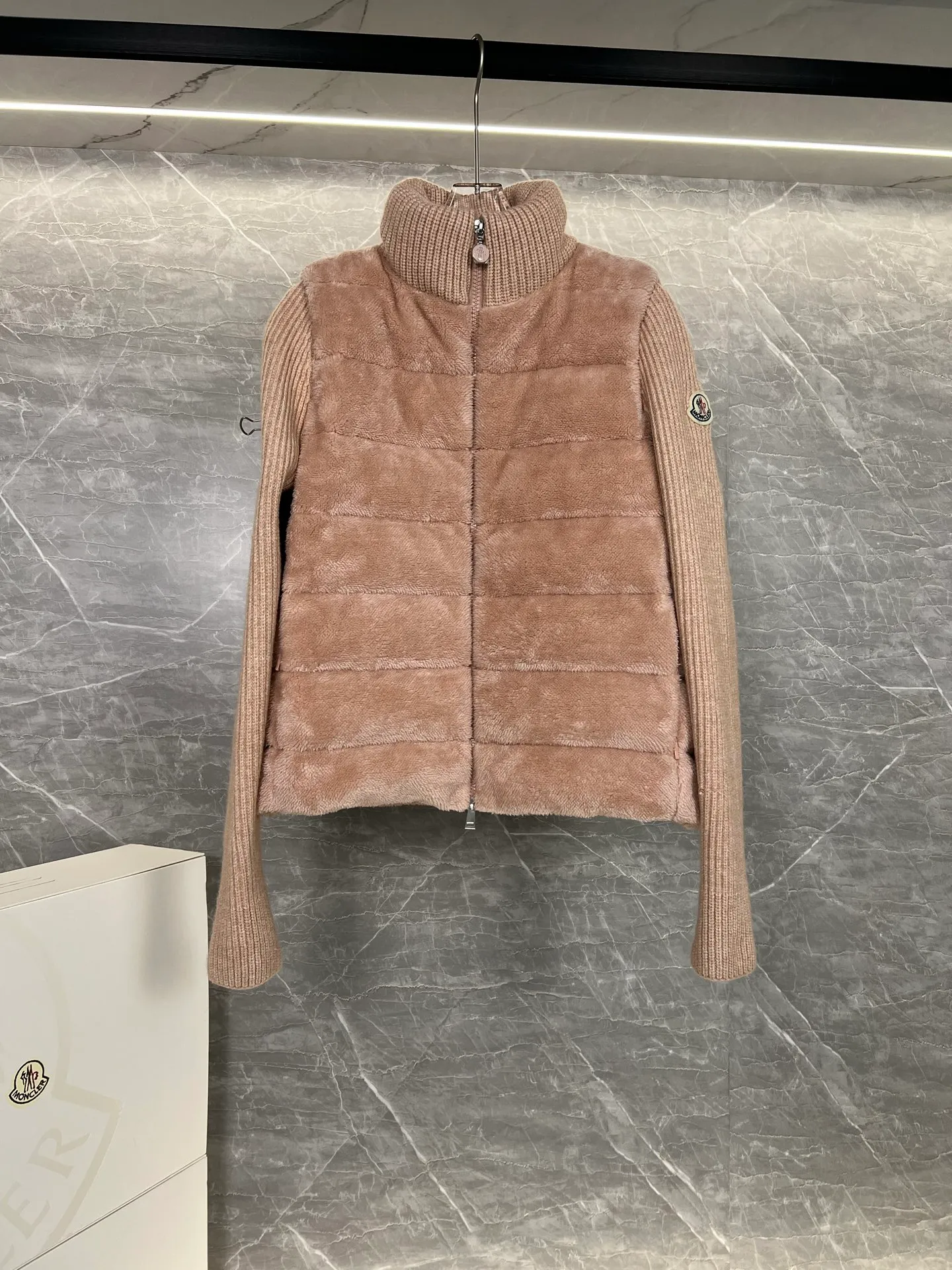 P620 Moncler 2025 early spring new cardigan, a medium-thick down jacket, the bottom of the fabric has been treated with anti-drilling velvet, it is not a currency on the market, feel free to wear it! The classic quilted design outlines a slim silhouette, and the stand-up collar details enhance the temperament, while being lightweight and warm. Wear it as a layer during spring or winter, and you can easily weather the changing weather in one piece. 100% wool content: not polyester on the market, three colors to choose from, any style you want - low-key black, pure white, high-end gray - three high-end colors, suitable for different occasions and styles. The short cut lengthens the proportion, and even a small person can wear it with long legs! The choice of duck down quality: carefully selected high-quality duck down filling, which has both fluffiness and warmth, is light and weightless. The details show the craftsmanship. Color: black, pink and gray. Size: S, M, L, (craftsmanship and quality! Worry-free and rest assured)