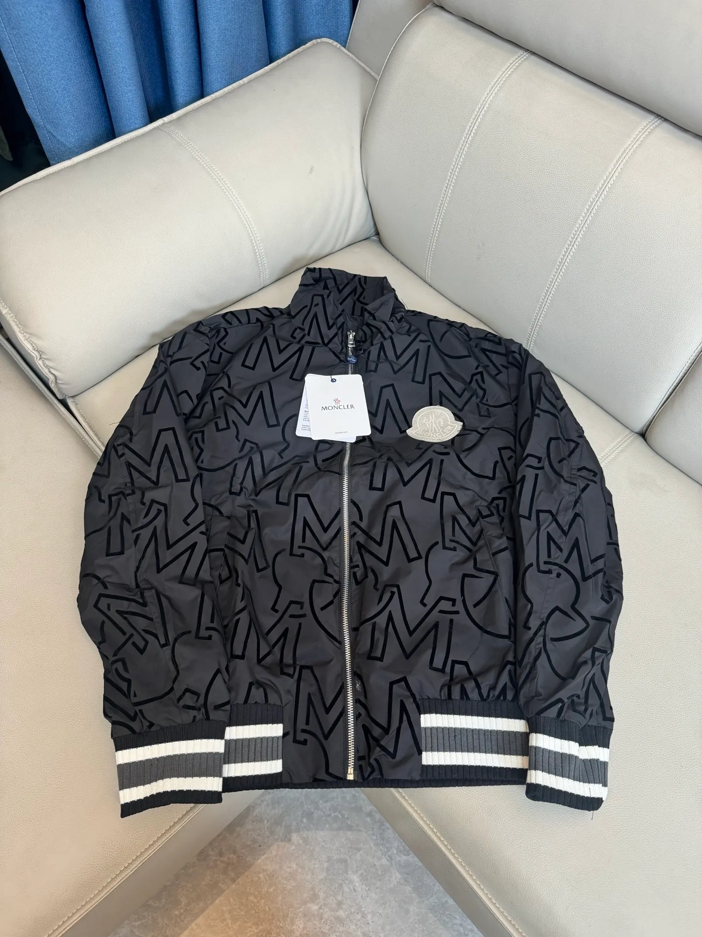 P270 MONCLER 2024 spring and autumn new flocked jacket. It is equipped with heavy-duty high-end three-dimensional thick version flocking LOGO printing technology. The design is unique and the workmanship is meticulous and perfect for high-end customization. Fabric: Made of 460g thickened cotton, 21S surface and 10S bottom 10S jacket custom fabric. The rib is 26/2 1*1 stretch rib. The fabric is dyed in the same vat. It feels very comfortable and the pattern design is avant-garde and fashionable! The double waistcoat method is adopted, the upper body is stylish, the upper body has a three-dimensional shape, the level of exquisite stitching, fine workmanship, and very texture! The same style as the Internet celebrity star ✔The same style as the official website: collar label, hang tag, wash mark, exclusive packaging bag, complete with three labels ➡Size: M L XL XXL ➡Color: black