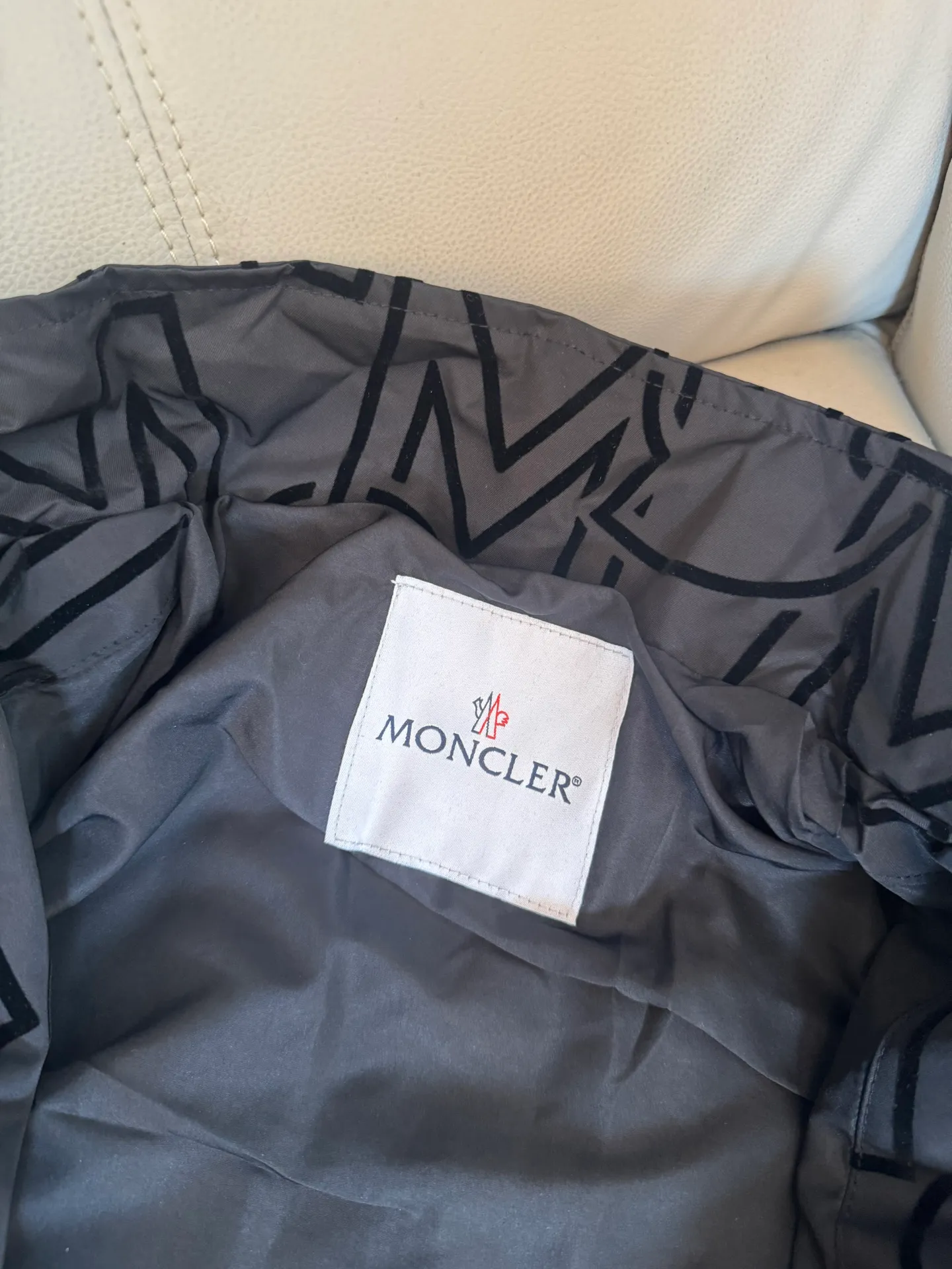 P270 MONCLER 2024 spring and autumn new flocked jacket. It is equipped with heavy-duty high-end three-dimensional thick version flocking LOGO printing technology. The design is unique and the workmanship is meticulous and perfect for high-end customization. Fabric: Made of 460g thickened cotton, 21S surface and 10S bottom 10S jacket custom fabric. The rib is 26/2 1*1 stretch rib. The fabric is dyed in the same vat. It feels very comfortable and the pattern design is avant-garde and fashionable! The double waistcoat method is adopted, the upper body is stylish, the upper body has a three-dimensional shape, the level of exquisite stitching, fine workmanship, and very texture! The same style as the Internet celebrity star ✔The same style as the official website: collar label, hang tag, wash mark, exclusive packaging bag, complete with three labels ➡Size: M L XL XXL ➡Color: black