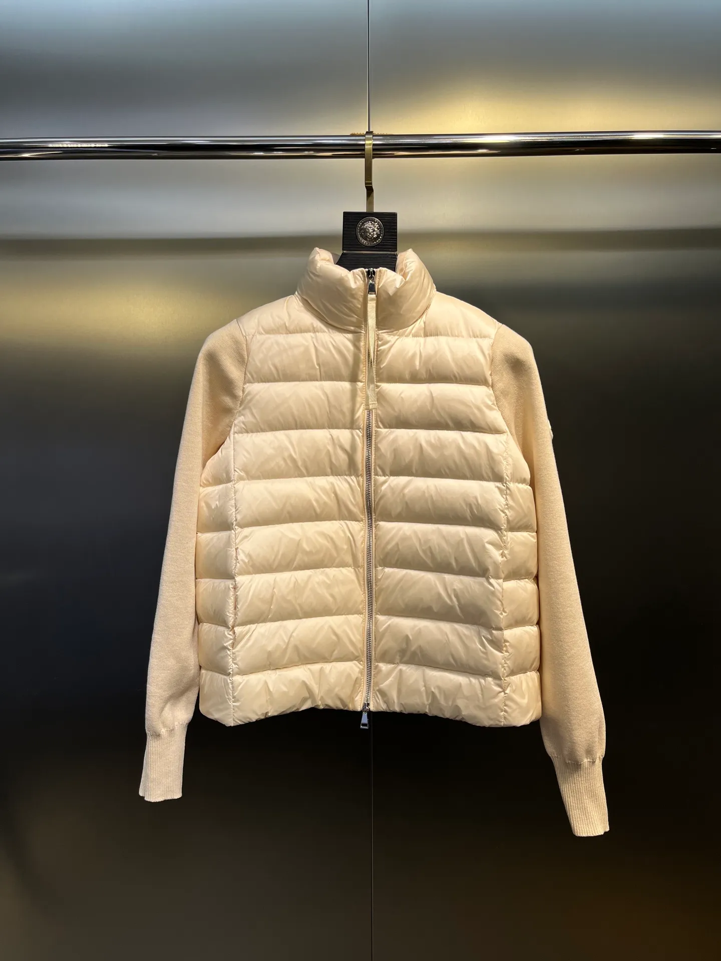 P560 MONCLER 🌟 The latest autumn and winter wool knitted splicing down stand-up collar short down jacket with national standard down filling. Light and comfortable, with built-in heating and warmth function. The sleeves are spliced ​​with merino wool for a comfortable and thick feel. Temperament stand-up collar zipper design. Minimalist luxury H version. Not picky about the upper body and super slim. Casual and versatile artifact. Italian elegance and high-end sense. Casual and atmospheric. Color: black, off-white, pink. Size: s m l