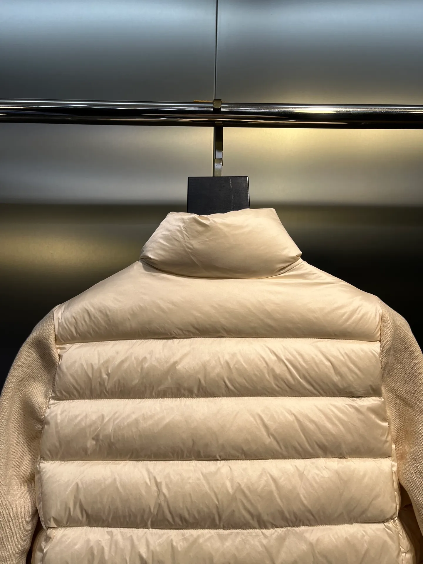 P560 MONCLER 🌟 The latest autumn and winter wool knitted splicing down stand-up collar short down jacket with national standard down filling. Light and comfortable, with built-in heating and warmth function. The sleeves are spliced ​​with merino wool for a comfortable and thick feel. Temperament stand-up collar zipper design. Minimalist luxury H version. Not picky about the upper body and super slim. Casual and versatile artifact. Italian elegance and high-end sense. Casual and atmospheric. Color: black, off-white, pink. Size: s m l