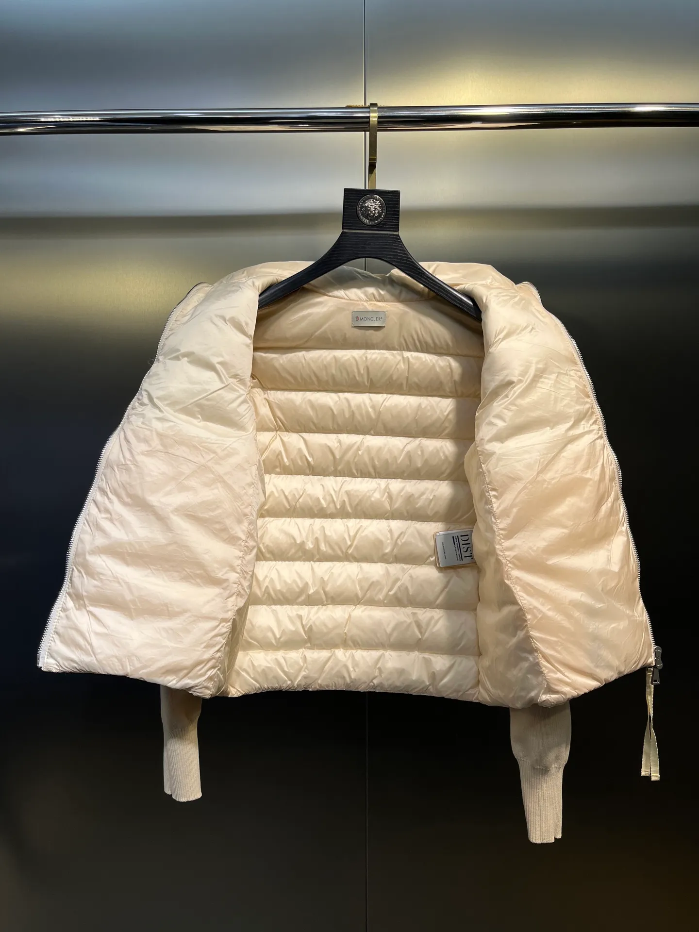 P560 MONCLER 🌟 The latest autumn and winter wool knitted splicing down stand-up collar short down jacket with national standard down filling. Light and comfortable, with built-in heating and warmth function. The sleeves are spliced ​​with merino wool for a comfortable and thick feel. Temperament stand-up collar zipper design. Minimalist luxury H version. Not picky about the upper body and super slim. Casual and versatile artifact. Italian elegance and high-end sense. Casual and atmospheric. Color: black, off-white, pink. Size: s m l