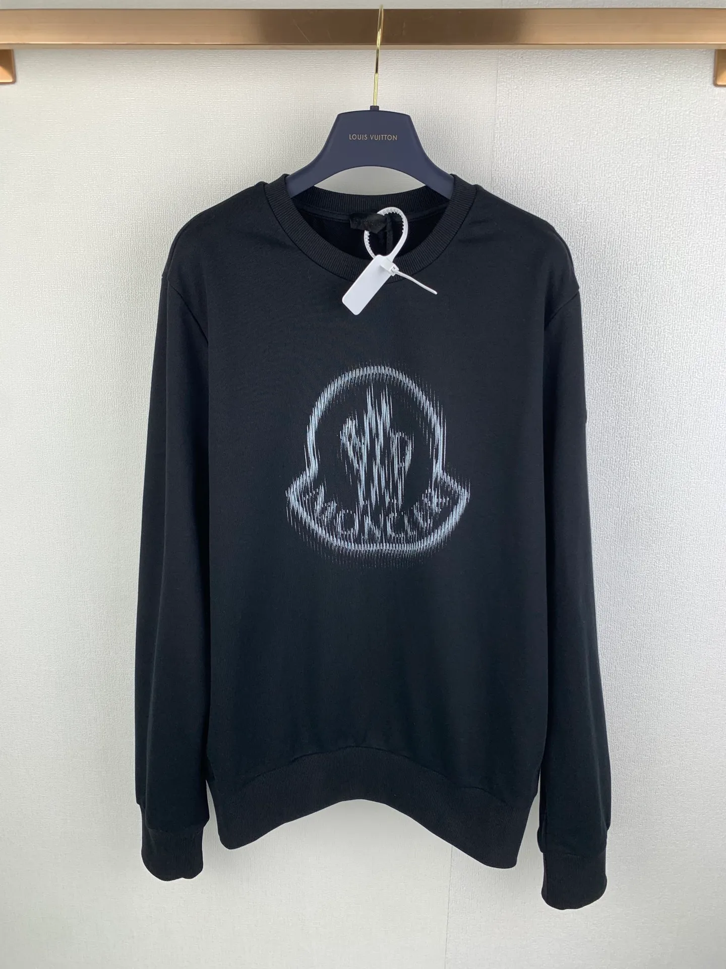 P350 MONCLER round neck pullover printed casual long-sleeved sweatshirt ●Authentic product purchased and developed by 3926. ●320g double-strand combed cotton sweatshirt material ●2*2 cotton luxury trendy rib ●Fabric enzyme wash ●Digital direct printing ●Customized 1:1 chapter ●Customized 1:1 trademark ●Fit version ●Size: S M L XL