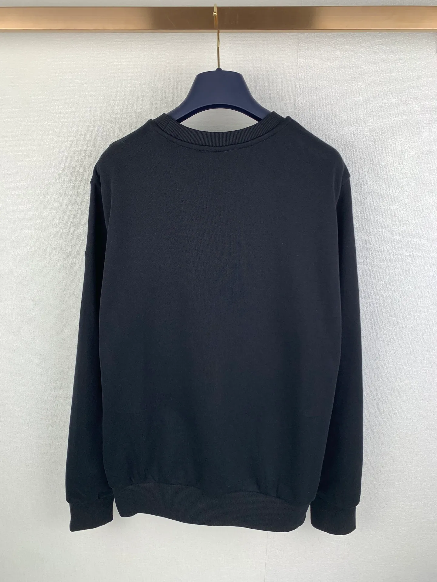 P350 MONCLER round neck pullover printed casual long-sleeved sweatshirt ●Authentic product purchased and developed by 3926. ●320g double-strand combed cotton sweatshirt material ●2*2 cotton luxury trendy rib ●Fabric enzyme wash ●Digital direct printing ●Customized 1:1 chapter ●Customized 1:1 trademark ●Fit version ●Size: S M L XL