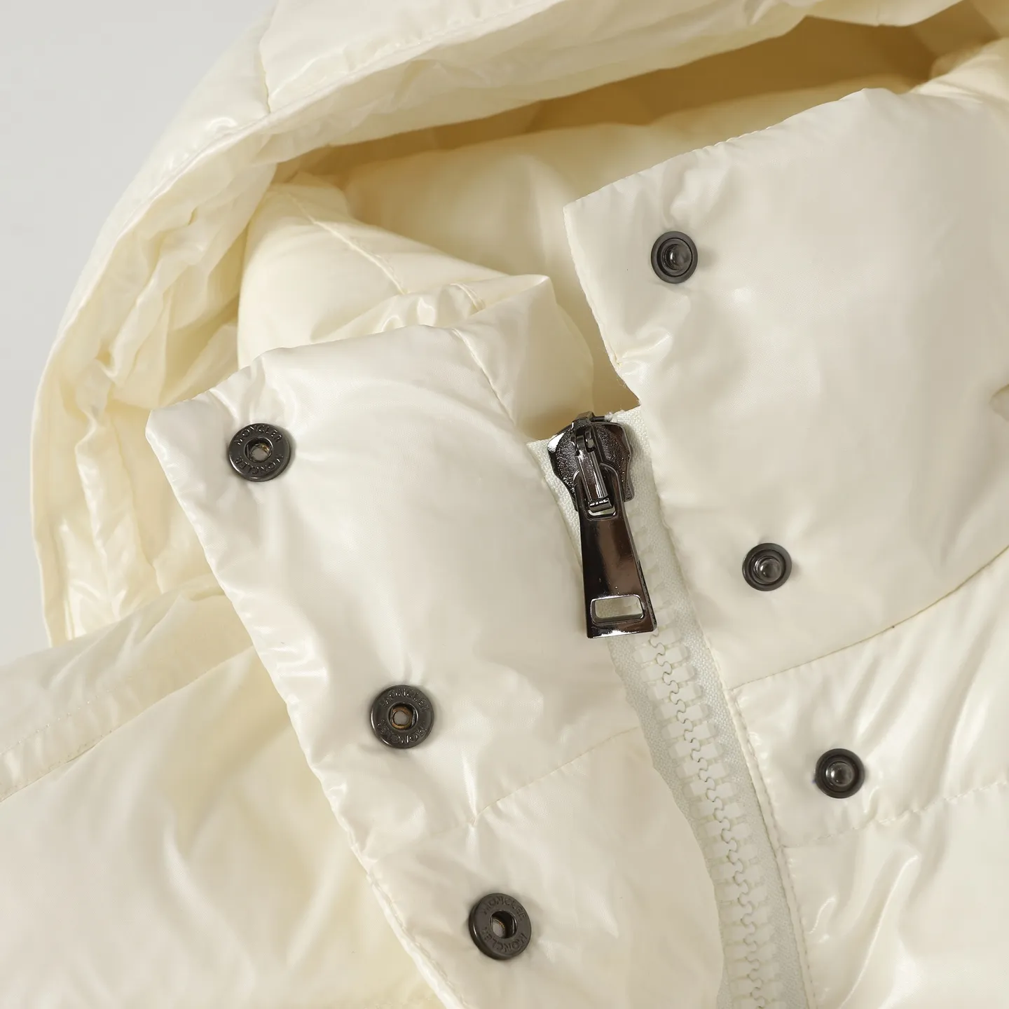 P860 MONCLER/Mongolian winter new women's long hooded counters are on sale at the same time🛒 Cavettaz long down adheres to the series' crisp graphic aesthetics and has square and rectangular quilting. It is made of lacquered nylon to highlight the brand's continuous efforts to reduce environmental impact. The down filling capacity is more than 400g🥳Thick and high fluffy Color: black white Code number: 1/2/3/4