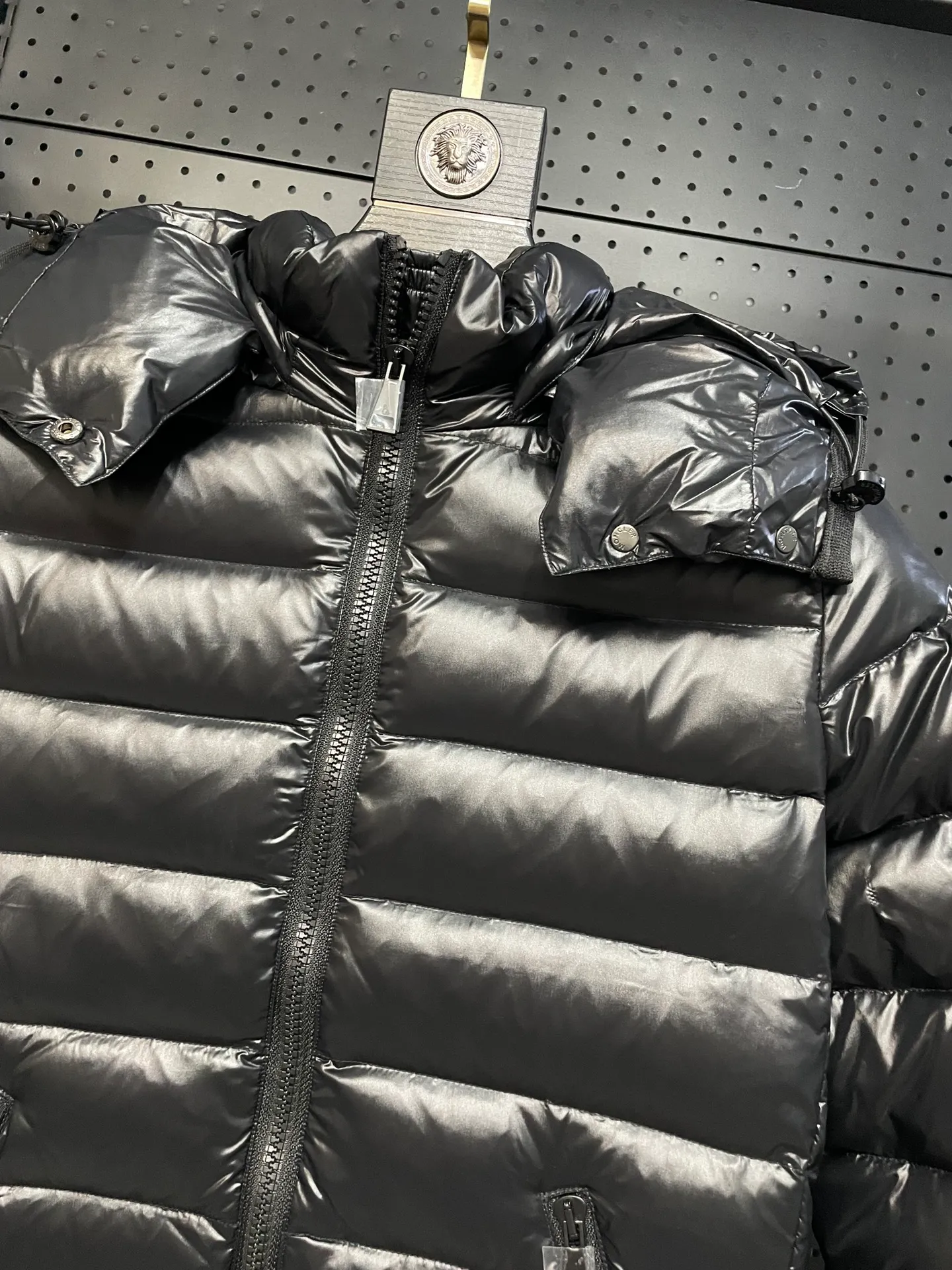 P900 𝗠𝗼𝗻𝗰𝗹𝗲𝗿 𝗠𝗼𝗸𝗮/Moncler long waist down jacket "Yang Mi, Li Bingbing, Shu Qi" same style long down jacket Best-selling style, a style favored by celebrities, with a waist cut and a long style with a hood. It is still popular after so many years. It is basically hard to find it at the counter or through official purchases‼ ️ What attracts you is not only the style, fabric, and tailoring, but also its uniqueness. It is light weight, warm, slightly slim-fitting, produced in the original factory, and there is no doubt about the workmanship‼ ️ 1⃣️The fabric of this piece must be talked about! The customer provides high-end polyester fiber fabric, pearl black technical fabric, velvet-proof, soft, thick and tough, good hand feel, and has certain windproof and waterproof functions. It can be said that this is rarely seen in down jacket fabrics in the past. I believe you will fall in love with it once you get it. 2⃣️ Carefully inspected 90 white goose down filling, the ready-made garment is full and light. 3⃣️Mid-length slim fit, the length is about above and below the knee, hooded design, hairless collar, hood🉑️removable! 4⃣️The front placket adopts a two-way zipper opening and closing, and the hardware is provided by the customer, which is smooth and non-stuck. There are side pockets on the left and right sides for convenient and safe storage. 5⃣️The arms are equipped with classic felt POLO logo pockets, which can be used to store items without looking monotonous.  Size:1-5