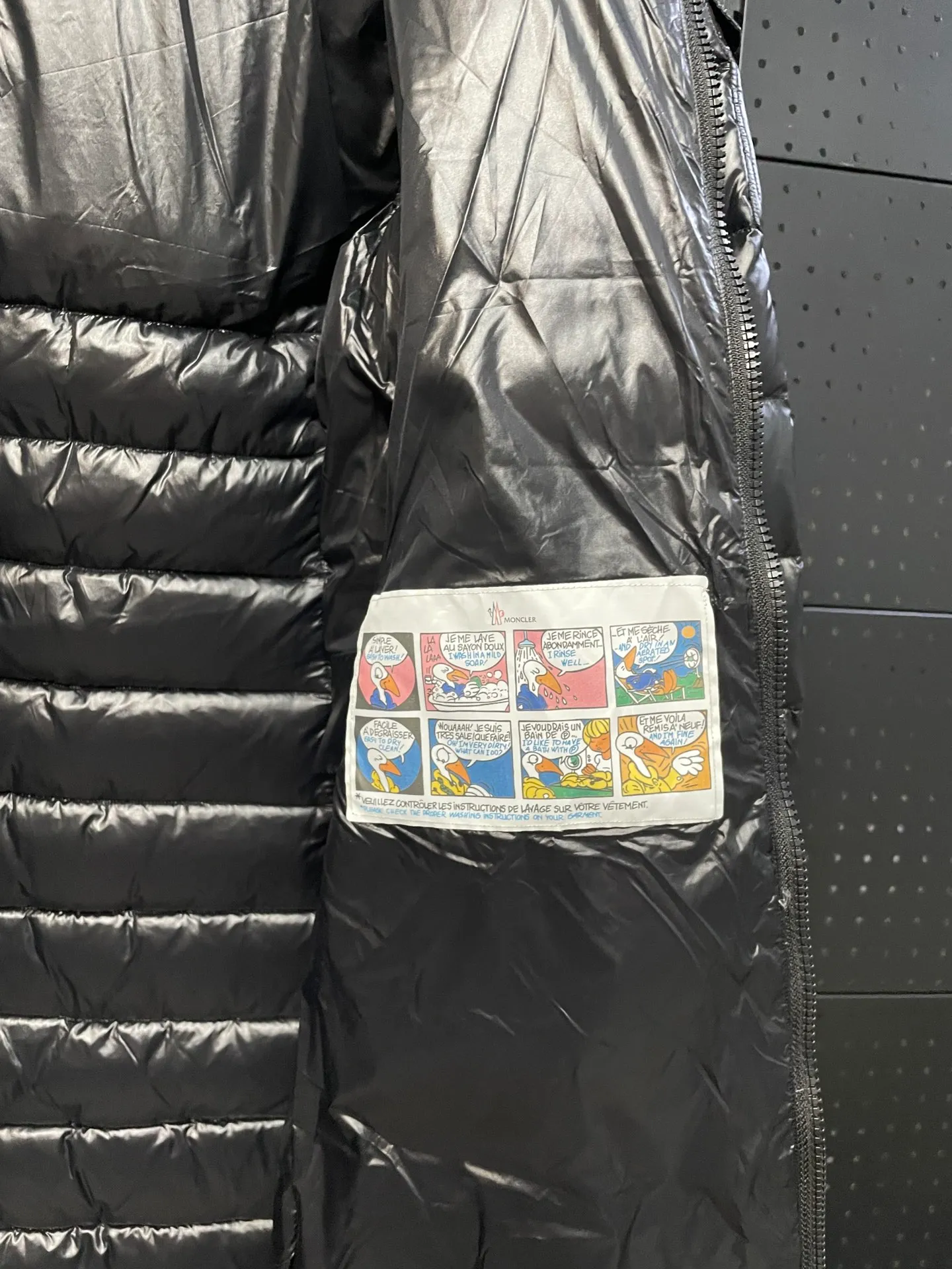 P900 𝗠𝗼𝗻𝗰𝗹𝗲𝗿 𝗠𝗼𝗸𝗮/Moncler long waist down jacket "Yang Mi, Li Bingbing, Shu Qi" same style long down jacket Best-selling style, a style favored by celebrities, with a waist cut and a long style with a hood. It is still popular after so many years. It is basically hard to find it at the counter or through official purchases‼ ️ What attracts you is not only the style, fabric, and tailoring, but also its uniqueness. It is light weight, warm, slightly slim-fitting, produced in the original factory, and there is no doubt about the workmanship‼ ️ 1⃣️The fabric of this piece must be talked about! The customer provides high-end polyester fiber fabric, pearl black technical fabric, velvet-proof, soft, thick and tough, good hand feel, and has certain windproof and waterproof functions. It can be said that this is rarely seen in down jacket fabrics in the past. I believe you will fall in love with it once you get it. 2⃣️ Carefully inspected 90 white goose down filling, the ready-made garment is full and light. 3⃣️Mid-length slim fit, the length is about above and below the knee, hooded design, hairless collar, hood🉑️removable! 4⃣️The front placket adopts a two-way zipper opening and closing, and the hardware is provided by the customer, which is smooth and non-stuck. There are side pockets on the left and right sides for convenient and safe storage. 5⃣️The arms are equipped with classic felt POLO logo pockets, which can be used to store items without looking monotonous.  Size:1-5