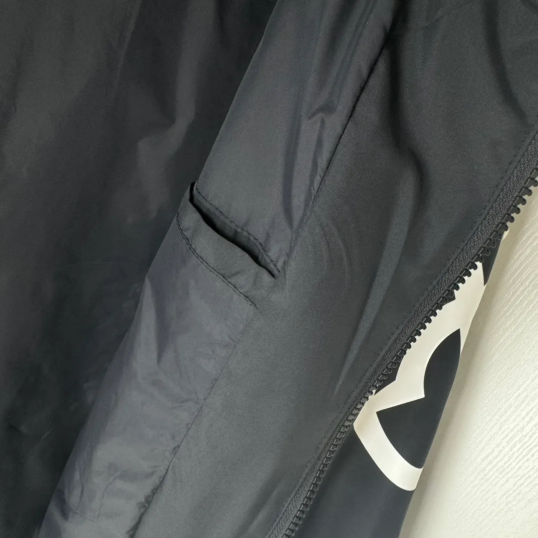 P430, Moncler masked jacket, windbreaker, coat! The upper is soft and comfortable, windproof and rainproof and super lightweight! The arms are printed with the latest brand prints ~ the style is even more fashionable and stylish, the zippers are engraved with logos, and various details highlight the quality! It can be worn as a jacket in spring and autumn, and it is very nice to use in concave shapes! Practical and versatile. Color: black (thin version) Size: M-2XL