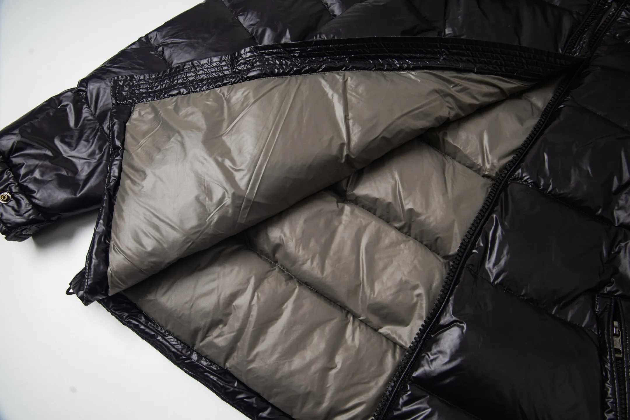 P570 Style number: Y256 Eason Chan's same style Moncler Maya down jacket with bright small label at the mouth - ceiling version, differentiated by currency ①: Support NFC recognition, hold the phone close to the arm with small label at the mouth, pop up the official website directly ②: Washable label has more than 10 pages ③: Black lining is gray, black lining to distinguish currency Moncler Maya classic bright small label down jacket The perfect combination of pockets on the cuffs and small labels. Wear it on the body. Versatility and slimming. Removable hat. Can be worn twice. Both are classic. - Customized fabrics are consistent with the original version. Lacquered glossy fabric. Windproof and waterproof. Consistent with the original version. Differentiated from the market. Black lining - Filled with 90 white duck down. Filled with up to 400g+. Excellent thermal insulation effect. Must-have for freezing. Customized original accessories. Complete with three standards. Open mold to customize logo buttons. Full of style. Color: Picture color Size: 1-5