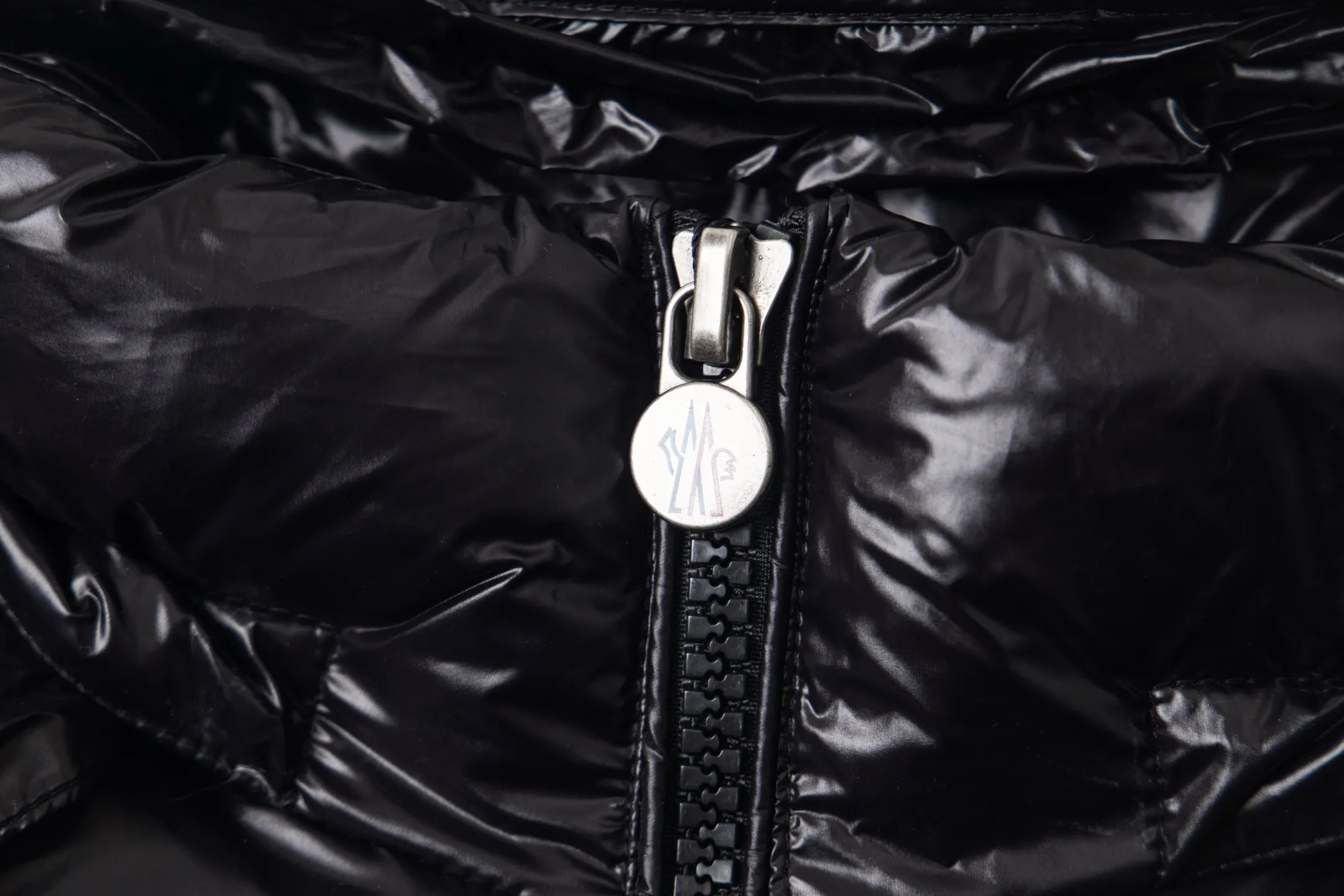 P570 Style number: Y256 Eason Chan's same style Moncler Maya down jacket with bright small label at the mouth - ceiling version, differentiated by currency ①: Support NFC recognition, hold the phone close to the arm with small label at the mouth, pop up the official website directly ②: Washable label has more than 10 pages ③: Black lining is gray, black lining to distinguish currency Moncler Maya classic bright small label down jacket The perfect combination of pockets on the cuffs and small labels. Wear it on the body. Versatility and slimming. Removable hat. Can be worn twice. Both are classic. - Customized fabrics are consistent with the original version. Lacquered glossy fabric. Windproof and waterproof. Consistent with the original version. Differentiated from the market. Black lining - Filled with 90 white duck down. Filled with up to 400g+. Excellent thermal insulation effect. Must-have for freezing. Customized original accessories. Complete with three standards. Open mold to customize logo buttons. Full of style. Color: Picture color Size: 1-5