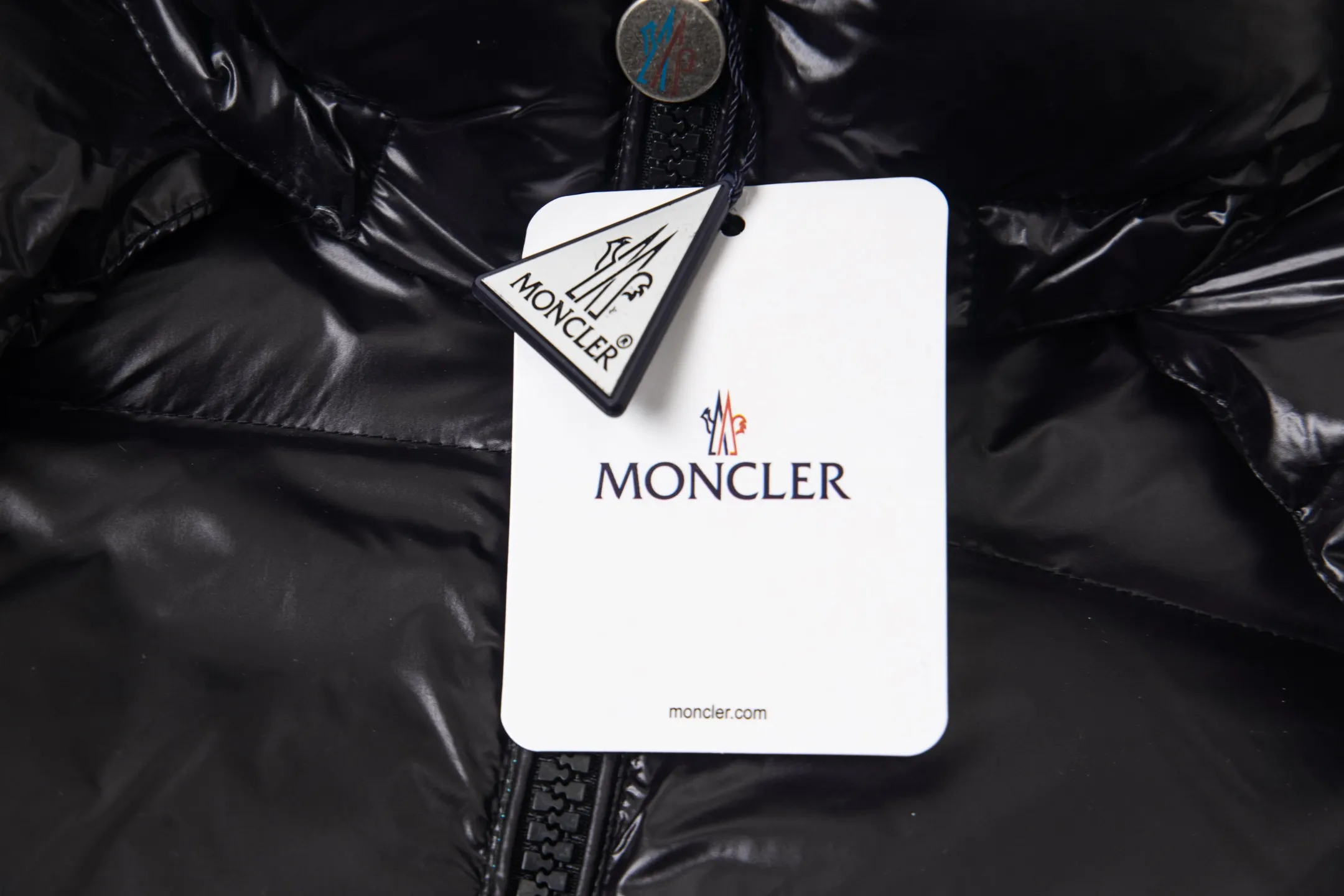 P570 Style number: Y256 Eason Chan's same style Moncler Maya down jacket with bright small label at the mouth - ceiling version, differentiated by currency ①: Support NFC recognition, hold the phone close to the arm with small label at the mouth, pop up the official website directly ②: Washable label has more than 10 pages ③: Black lining is gray, black lining to distinguish currency Moncler Maya classic bright small label down jacket The perfect combination of pockets on the cuffs and small labels. Wear it on the body. Versatility and slimming. Removable hat. Can be worn twice. Both are classic. - Customized fabrics are consistent with the original version. Lacquered glossy fabric. Windproof and waterproof. Consistent with the original version. Differentiated from the market. Black lining - Filled with 90 white duck down. Filled with up to 400g+. Excellent thermal insulation effect. Must-have for freezing. Customized original accessories. Complete with three standards. Open mold to customize logo buttons. Full of style. Color: Picture color Size: 1-5