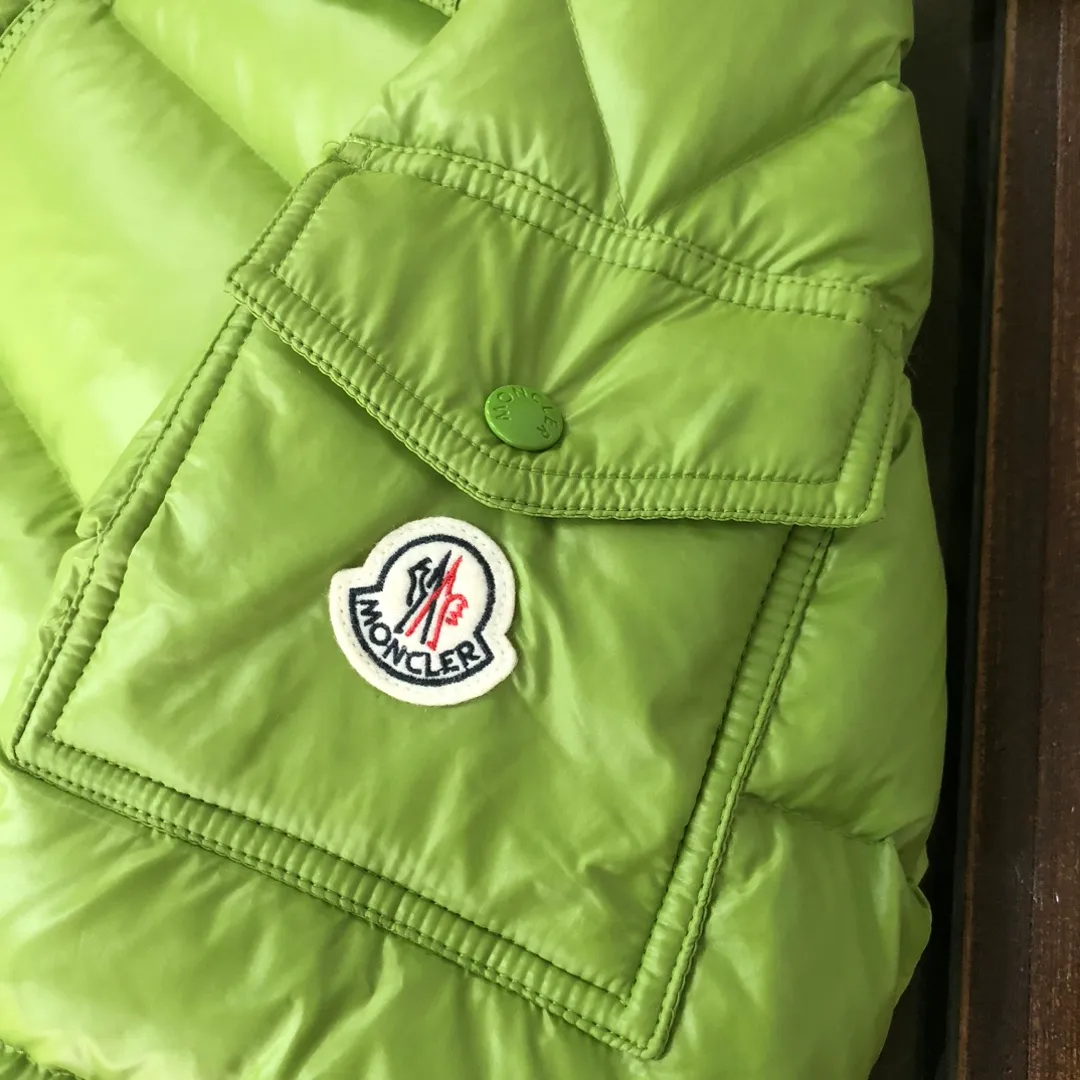 P760 #Moncler/covered mouth #MAYA Maya Eason Chan star's same style, a classic model #Men's and women's style!  Made of nylon with signature rectangular quilting, it is the epitome of Moncler style. A classic short design that transcends seasons and fashions, with a statement silhouette, removable hood and adjustable hem, the armband pocket down jacket is influenced by the iconic outerwear of the 1980s. Maya revisits looks from the Moncler archives with modern style and cutting-edge elements, the result of the brand's expertise in ski equipment. Whether in terms of sport or style, this high-performance and positive-spirited jacket has all the elements that a competitive athlete demands to win. ➖NFC sensor anti-counterfeiting chip ➖Exclusively adopts Taiwan original nylon inner and outer fabrics. ➖Accessory materials and hardware are customized from the original factory to restore genuine quality. Color and size: classic black (black base, gray base 1-6) pink (0-3) white (1-5) gray (1-5) avocado green (1-5) midnight blue (1-6) olive green (1-6)