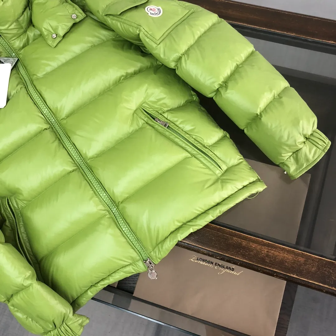 P760 #Moncler/covered mouth #MAYA Maya Eason Chan star's same style, a classic model #Men's and women's style!  Made of nylon with signature rectangular quilting, it is the epitome of Moncler style. A classic short design that transcends seasons and fashions, with a statement silhouette, removable hood and adjustable hem, the armband pocket down jacket is influenced by the iconic outerwear of the 1980s. Maya revisits looks from the Moncler archives with modern style and cutting-edge elements, the result of the brand's expertise in ski equipment. Whether in terms of sport or style, this high-performance and positive-spirited jacket has all the elements that a competitive athlete demands to win. ➖NFC sensor anti-counterfeiting chip ➖Exclusively adopts Taiwan original nylon inner and outer fabrics. ➖Accessory materials and hardware are customized from the original factory to restore genuine quality. Color and size: classic black (black base, gray base 1-6) pink (0-3) white (1-5) gray (1-5) avocado green (1-5) midnight blue (1-6) olive green (1-6)