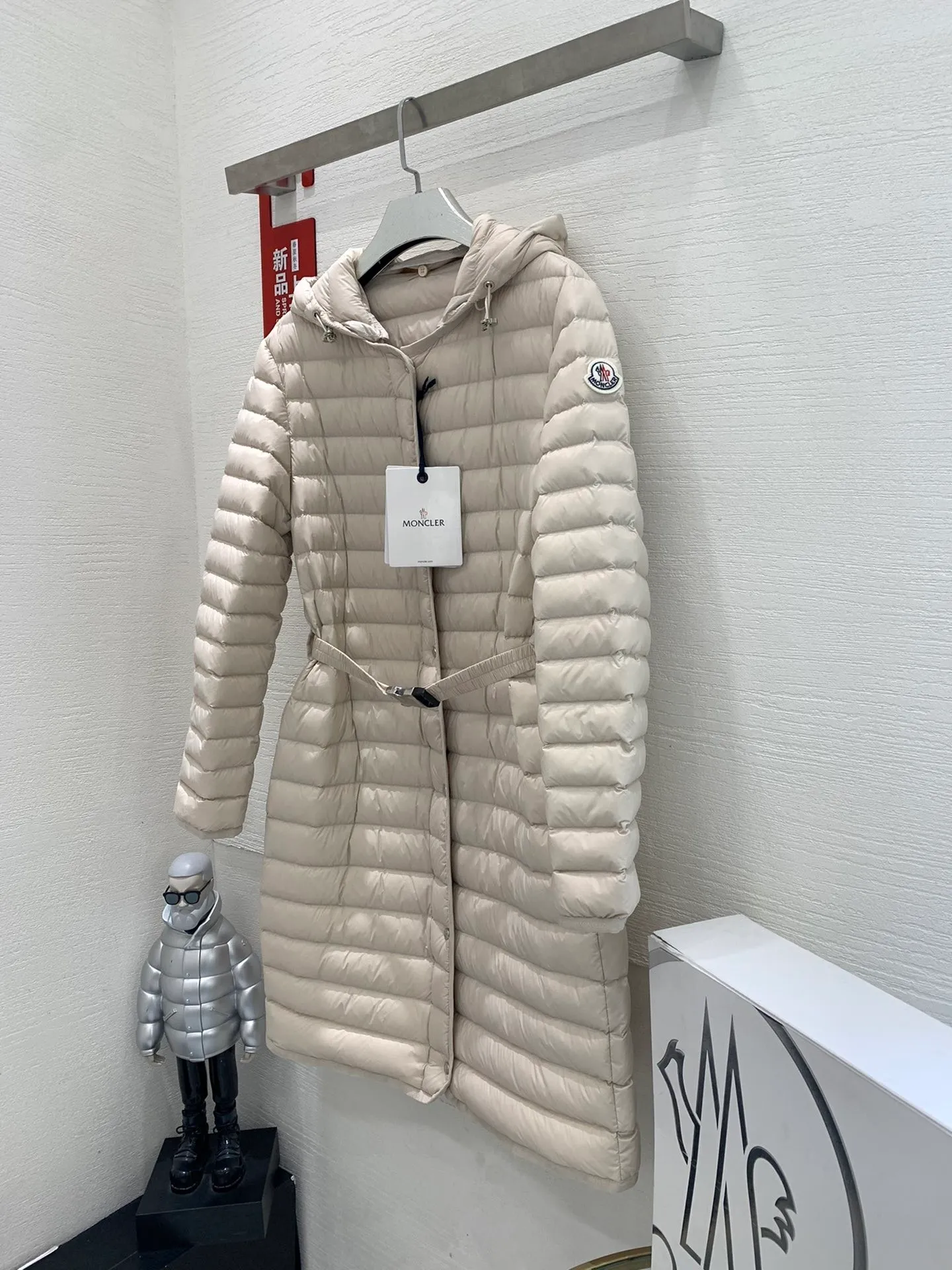 P840 Moncler recently launched OREDONNE women's mid-length slim belted goose down jacket. ✨Complete three labels, synchronized with counters ✨90% goose down filling ✨Slim-fitting waistband design, not picky. Milanese brand Moncler is a benchmark brand in the ski wear industry, and it knows the secret of keeping warm in cold weather. If you want proof, just wear an oredon parka jacket. Made from durable shell and filled with down for added warmth, the silhouette features a quilted and drawstring hood and an elasticated hem for extra protection on chilly days.  Moncler shell down jacket 100% polyamide; filling 90% down, 10% feather; lining 100% polyamide Concealed zip fastening at front Regular fit, drawstring hood, long sleeves, elasticated sleeves and hem, brand badge on sleeves, two front straight pockets with snap buttons, waistband with elasticated waistband, quilted pattern, branded silver Sizes: 0-3