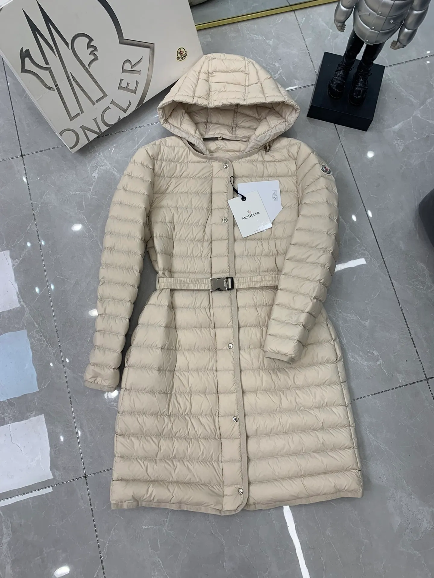 P840 Moncler recently launched OREDONNE women's mid-length slim belted goose down jacket. ✨Complete three labels, synchronized with counters ✨90% goose down filling ✨Slim-fitting waistband design, not picky. Milanese brand Moncler is a benchmark brand in the ski wear industry, and it knows the secret of keeping warm in cold weather. If you want proof, just wear an oredon parka jacket. Made from durable shell and filled with down for added warmth, the silhouette features a quilted and drawstring hood and an elasticated hem for extra protection on chilly days.  Moncler shell down jacket 100% polyamide; filling 90% down, 10% feather; lining 100% polyamide Concealed zip fastening at front Regular fit, drawstring hood, long sleeves, elasticated sleeves and hem, brand badge on sleeves, two front straight pockets with snap buttons, waistband with elasticated waistband, quilted pattern, branded silver Sizes: 0-3