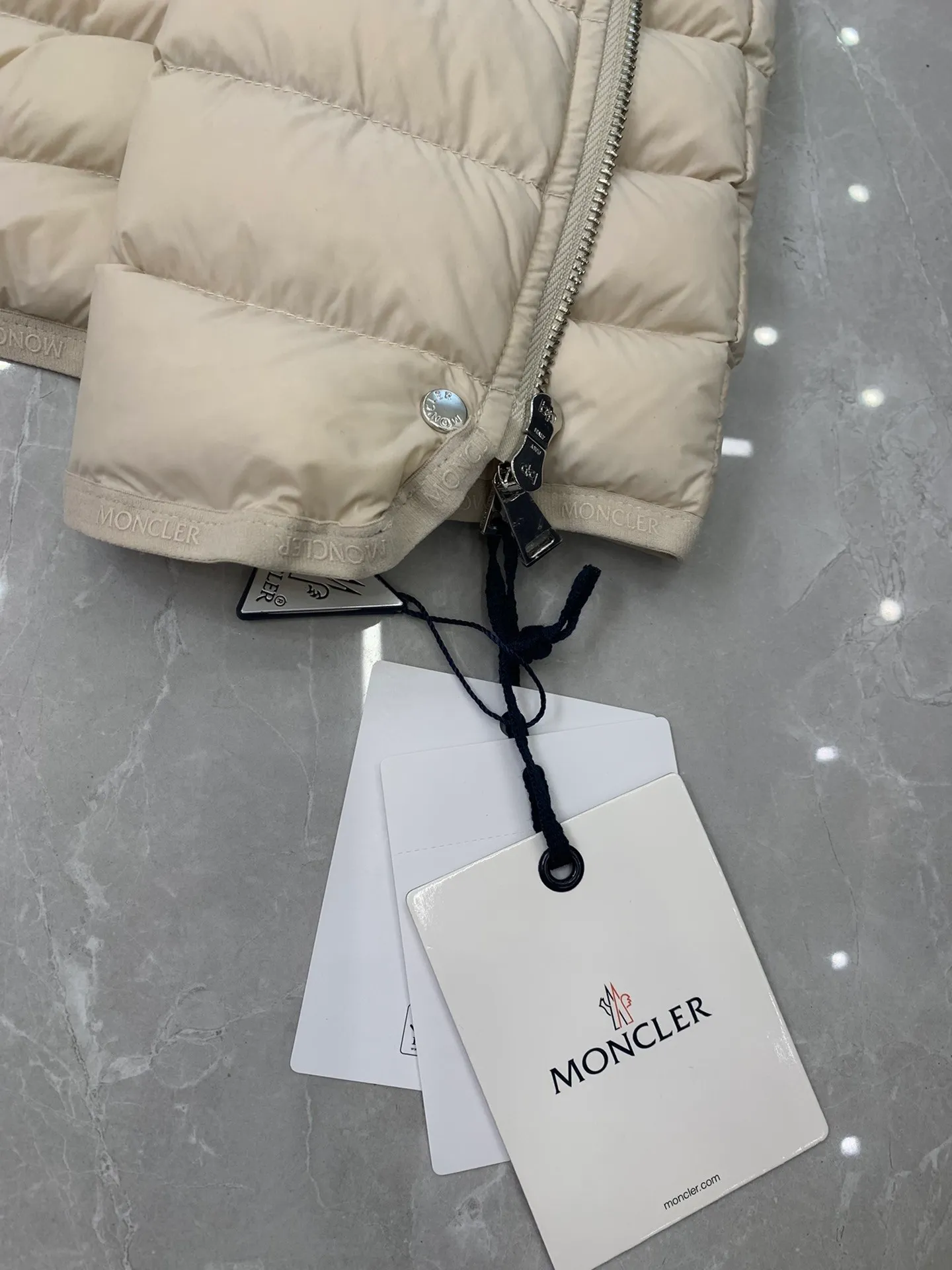 P840 Moncler recently launched OREDONNE women's mid-length slim belted goose down jacket. ✨Complete three labels, synchronized with counters ✨90% goose down filling ✨Slim-fitting waistband design, not picky. Milanese brand Moncler is a benchmark brand in the ski wear industry, and it knows the secret of keeping warm in cold weather. If you want proof, just wear an oredon parka jacket. Made from durable shell and filled with down for added warmth, the silhouette features a quilted and drawstring hood and an elasticated hem for extra protection on chilly days.  Moncler shell down jacket 100% polyamide; filling 90% down, 10% feather; lining 100% polyamide Concealed zip fastening at front Regular fit, drawstring hood, long sleeves, elasticated sleeves and hem, brand badge on sleeves, two front straight pockets with snap buttons, waistband with elasticated waistband, quilted pattern, branded silver Sizes: 0-3