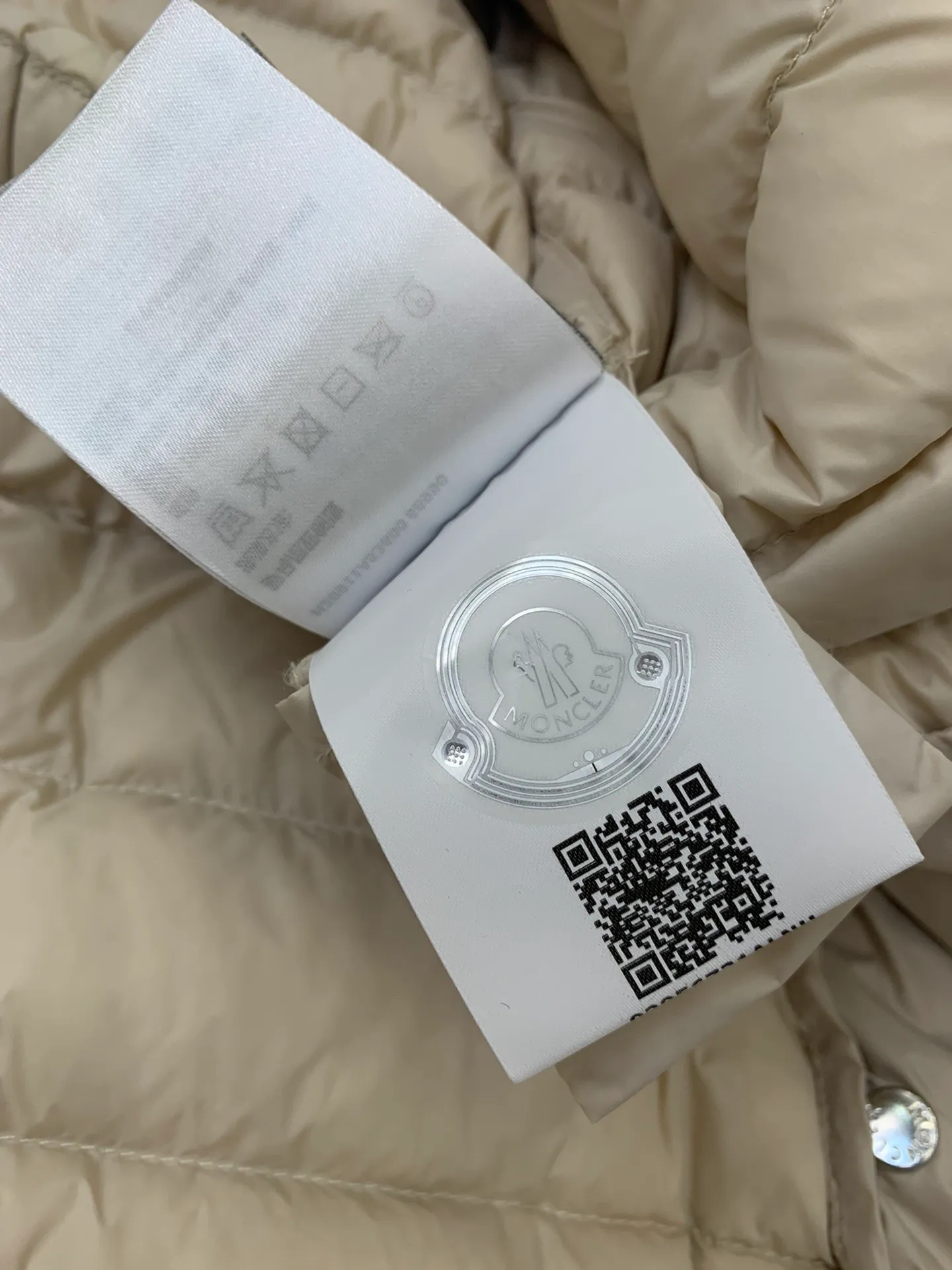 P840 Moncler recently launched OREDONNE women's mid-length slim belted goose down jacket. ✨Complete three labels, synchronized with counters ✨90% goose down filling ✨Slim-fitting waistband design, not picky. Milanese brand Moncler is a benchmark brand in the ski wear industry, and it knows the secret of keeping warm in cold weather. If you want proof, just wear an oredon parka jacket. Made from durable shell and filled with down for added warmth, the silhouette features a quilted and drawstring hood and an elasticated hem for extra protection on chilly days.  Moncler shell down jacket 100% polyamide; filling 90% down, 10% feather; lining 100% polyamide Concealed zip fastening at front Regular fit, drawstring hood, long sleeves, elasticated sleeves and hem, brand badge on sleeves, two front straight pockets with snap buttons, waistband with elasticated waistband, quilted pattern, branded silver Sizes: 0-3